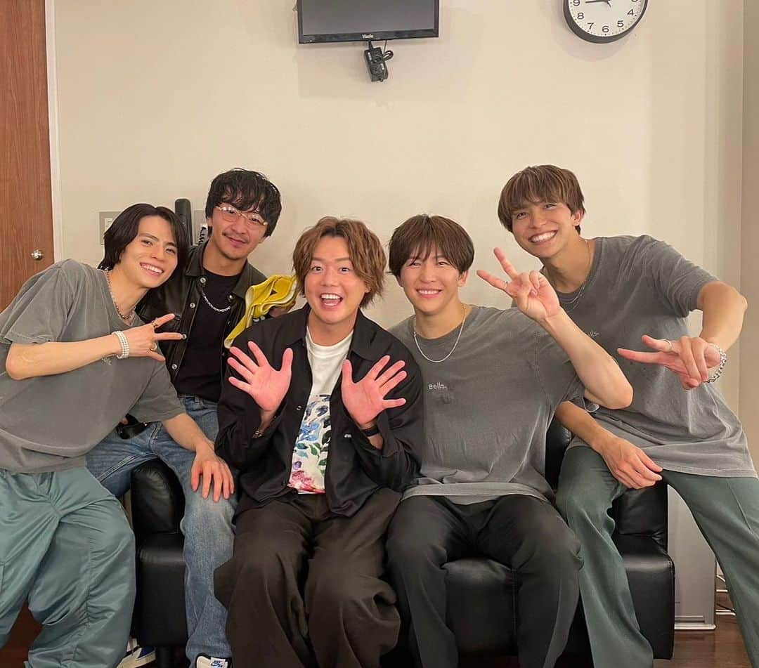 しゅうぺいのインスタグラム：「THE BEAT GARDEN✨ bells tour final in Tokyo🎙️ メンバーの熱い魂が刺激になりパワーになり最高でした🔥 盛り上がりの熱気で鳥肌が立ち 全身の毛穴が開放されなぜか 美肌効果すら感じたライブでした！ UくんREIくんMASATOくん お疲れ様でした😚  #THEBEATGARDEN」