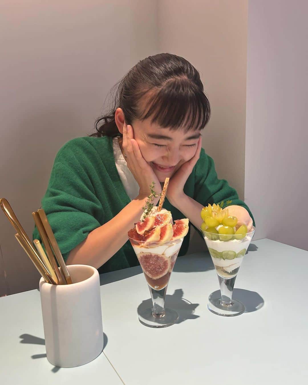 中田クルミさんのインスタグラム写真 - (中田クルミInstagram)「🍌🍎🫐🍓🥝🍈🍒🍋🍇 恵比寿の @fruitsandseason にパーラーがオープンしたので、パフェ好きの @misatoshimizu35 を誘って早速伺いました。 「ビーガンパフェだからこれ食べたら痩せるよね？！」って言ってたの笑った😂」10月21日 17時03分 - kurumi_nakata