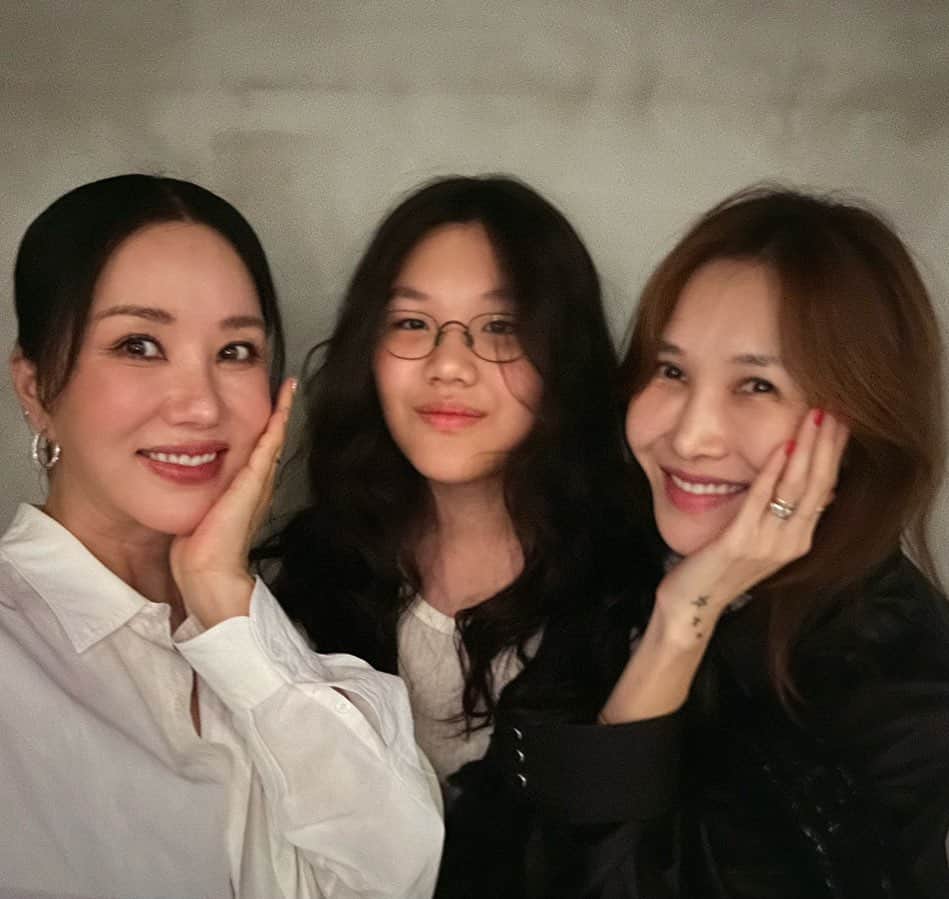 オム・ジョンファのインスタグラム：「화사한그녀 2주차 무대 인사!! 달려와준 내편들!!! 혜지니 지오니 고맙고 사랑해!!! #우리지오니열살 #아직애기 #나보다큰애기」