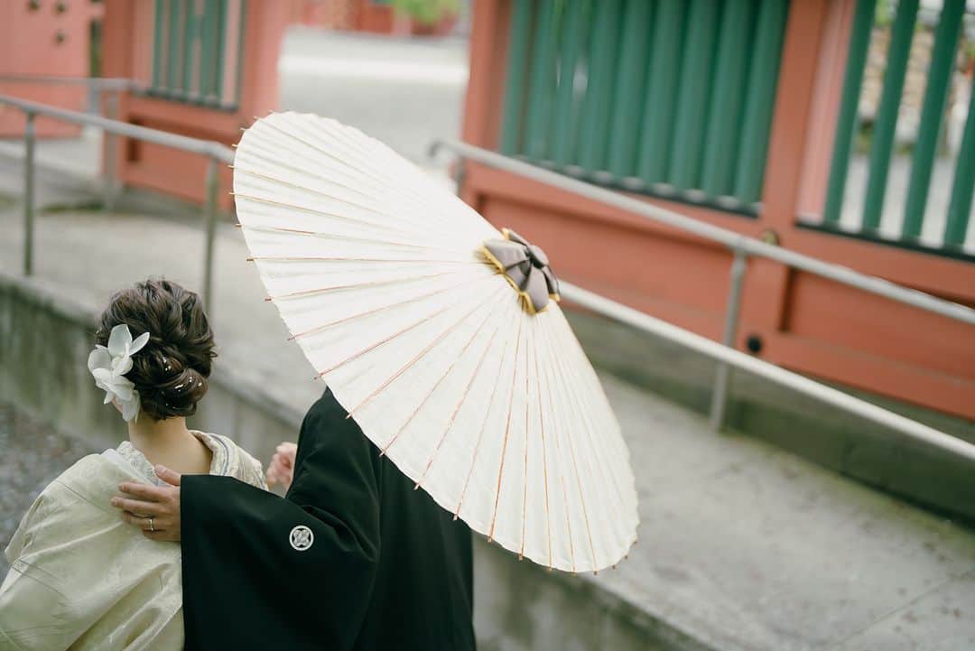 ラヴィ•ファクトリーさんのインスタグラム写真 - (ラヴィ•ファクトリーInstagram)「. 【写真で叶える結婚式】 . 日本らしさを感じる富士山を背景に🏔 どの季節も日本を味わえる人気の撮影場所🪄 準備時間の緊張と 期待に満ちた表情もお写真に残して🤍 . —————— ラヴィファクトリー:@nagoya_laviephotography Photographer: @tsubaiphotography AREA:JAPAN,NAGOYA —————— @laviefactoryをフォローして #laviefactory #ラヴィファクトリー のハッシュタグをつけて お写真を投稿してみてくださいね✳︎ . こちらの公式IG（@laviefactory） で取り上げさせていただきます✨ . 思わず笑顔になれるハートのある 「家族写真」はラヴィクルール* >>>@laviecouleur_official . #wedding #weddingphotography #photo #ハートのある写真 #instawedding #結婚写真 #ウェディング #ウェディングフォト #撮影指示書 #ロケーションフォト #前撮り#写真好きな人と繋がりたい #フォトウェディング #卒花 #後撮り #ウェディングニュース #前撮り小物 #前撮りフォト #前撮りアイテム #ウェディング撮影 #撮影構図 #前撮りアイディア #撮影指示書 #花嫁コーディネート #花嫁コーデ #和装ロケフォト #富士山前撮り #富士山」10月21日 17時15分 - laviefactory