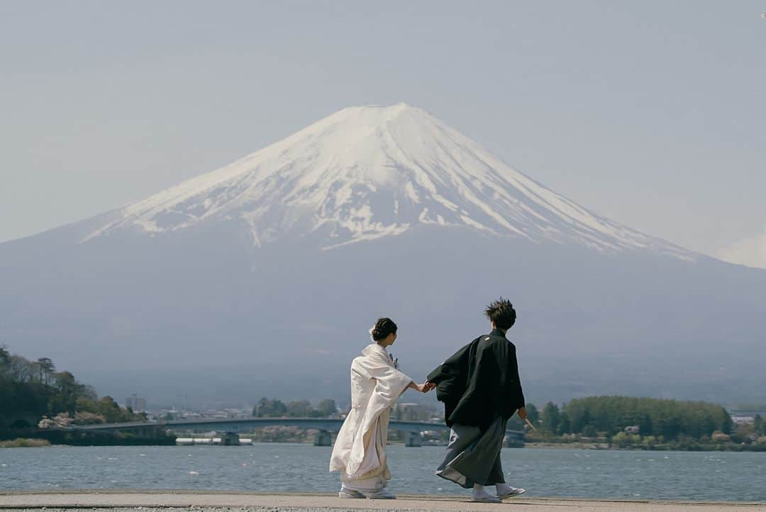 ラヴィ•ファクトリーさんのインスタグラム写真 - (ラヴィ•ファクトリーInstagram)「. 【写真で叶える結婚式】 . 日本らしさを感じる富士山を背景に🏔 どの季節も日本を味わえる人気の撮影場所🪄 準備時間の緊張と 期待に満ちた表情もお写真に残して🤍 . —————— ラヴィファクトリー:@nagoya_laviephotography Photographer: @tsubaiphotography AREA:JAPAN,NAGOYA —————— @laviefactoryをフォローして #laviefactory #ラヴィファクトリー のハッシュタグをつけて お写真を投稿してみてくださいね✳︎ . こちらの公式IG（@laviefactory） で取り上げさせていただきます✨ . 思わず笑顔になれるハートのある 「家族写真」はラヴィクルール* >>>@laviecouleur_official . #wedding #weddingphotography #photo #ハートのある写真 #instawedding #結婚写真 #ウェディング #ウェディングフォト #撮影指示書 #ロケーションフォト #前撮り#写真好きな人と繋がりたい #フォトウェディング #卒花 #後撮り #ウェディングニュース #前撮り小物 #前撮りフォト #前撮りアイテム #ウェディング撮影 #撮影構図 #前撮りアイディア #撮影指示書 #花嫁コーディネート #花嫁コーデ #和装ロケフォト #富士山前撮り #富士山」10月21日 17時15分 - laviefactory