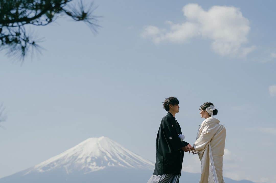 ラヴィ•ファクトリーのインスタグラム：「. 【写真で叶える結婚式】 . 日本らしさを感じる富士山を背景に🏔 どの季節も日本を味わえる人気の撮影場所🪄 準備時間の緊張と 期待に満ちた表情もお写真に残して🤍 . —————— ラヴィファクトリー:@nagoya_laviephotography Photographer: @tsubaiphotography AREA:JAPAN,NAGOYA —————— @laviefactoryをフォローして #laviefactory #ラヴィファクトリー のハッシュタグをつけて お写真を投稿してみてくださいね✳︎ . こちらの公式IG（@laviefactory） で取り上げさせていただきます✨ . 思わず笑顔になれるハートのある 「家族写真」はラヴィクルール* >>>@laviecouleur_official . #wedding #weddingphotography #photo #ハートのある写真 #instawedding #結婚写真 #ウェディング #ウェディングフォト #撮影指示書 #ロケーションフォト #前撮り#写真好きな人と繋がりたい #フォトウェディング #卒花 #後撮り #ウェディングニュース #前撮り小物 #前撮りフォト #前撮りアイテム #ウェディング撮影 #撮影構図 #前撮りアイディア #撮影指示書 #花嫁コーディネート #花嫁コーデ #和装ロケフォト #富士山前撮り #富士山」