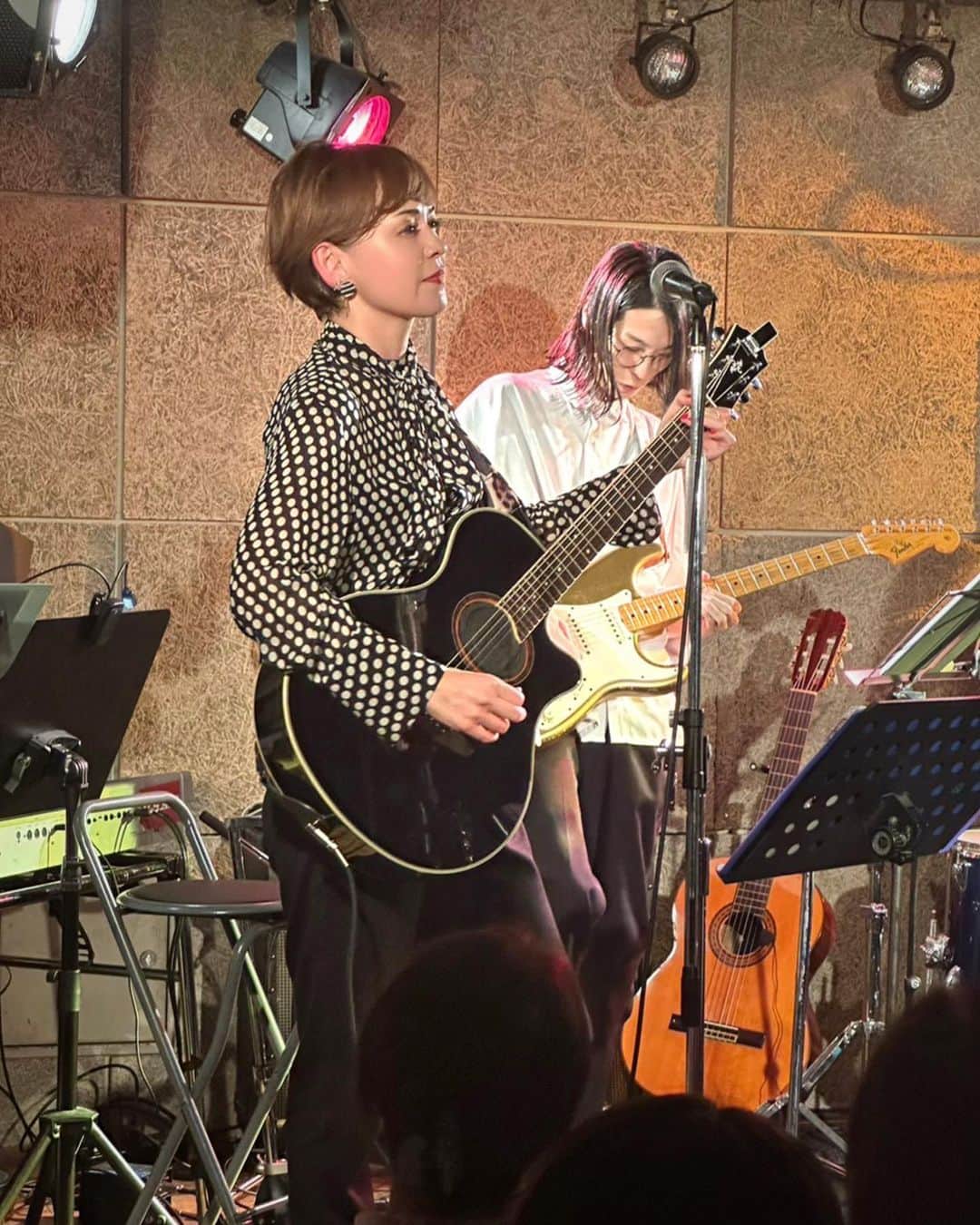 トムセン陽子さんのインスタグラム写真 - (トムセン陽子Instagram)「昨日はWHITE NOSEのライブ@新宿SACTでした。  今年の1月に本格的にギターを始めて、まさかここまでライブを楽しめるようになるとは。  本当に、楽しかった。  もちろんまだまだヘナチョコだし、歌もド素人ではあるけれど、 誰にも負けない、伝えたい「想い」があります。  その「想い」を、これからもギターと歌で表現していきたいです。  会場まで駆けつけて下さったお客さんに、心から感謝です。 温かく見守って、一緒に楽しんで下さって、本当にありがとう。  配信で見て下さった方も、心から感謝。 アーカイブのコメントを見ながら、同じ時間を共有してくれたんだ、としみじみ。  愛するバンドメンバー  ジョニ（Bs./ バンマス） さっくん（Dr.） ラッセン（Gt.） みかしゃん（Cho.） ひっくん（Kb.） 天宮さん（Guest Vo.）  唯一無二のボーカリスト、とみさん  みんなと音を合わせられることに、最高の喜びを感じています。  「仲間」に入れてくれて、ありがとう。  次は12/6（水）@渋谷LOFT HEAVEN 同じメンバーで挑みます！  ぜひ、会場で、一緒に熱い想いを分かち合いましょう。  お待ちしています。  #WHITENOSE #CHAGEandASKA #リスペクトバンド」10月21日 17時09分 - yokothomsen