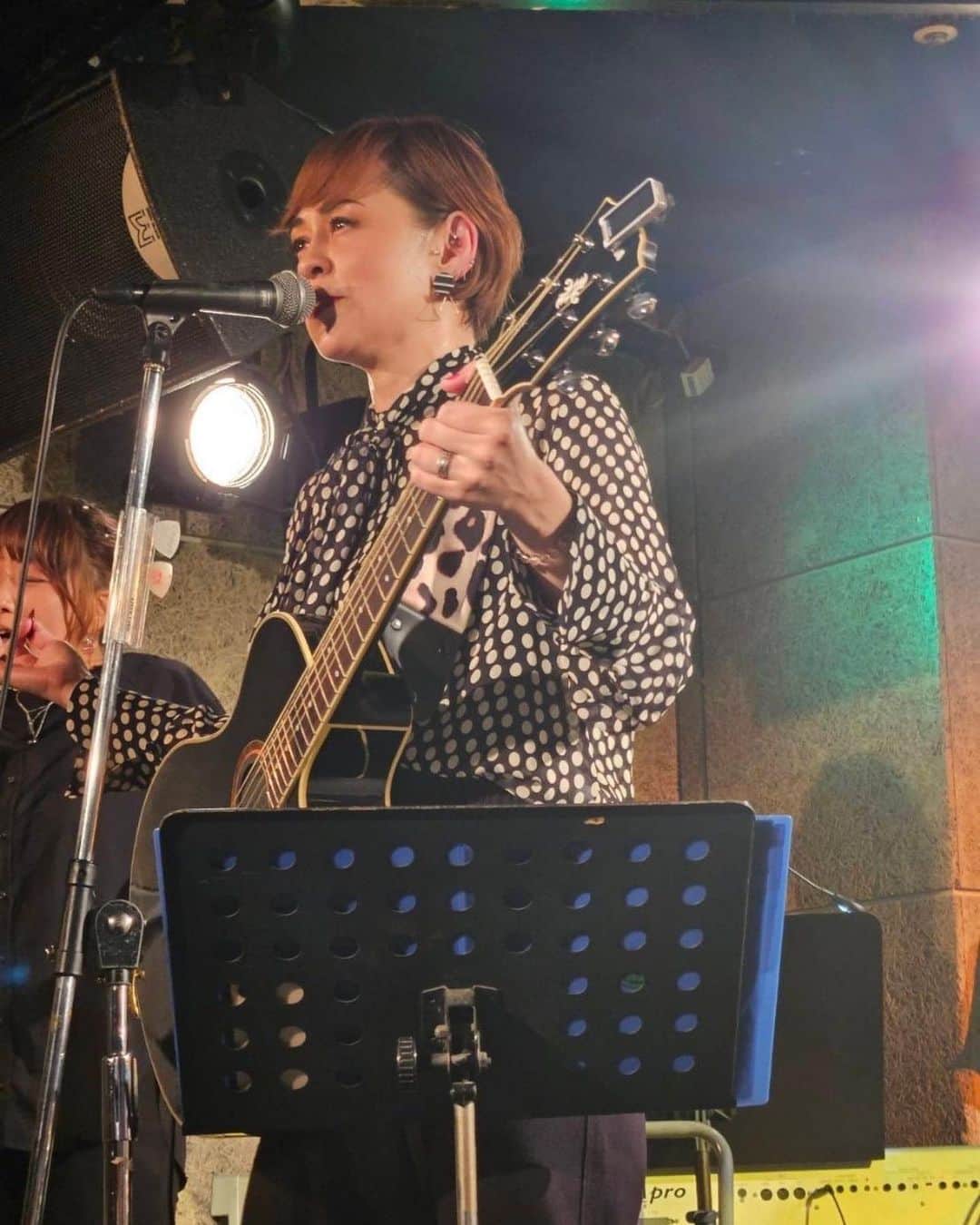 トムセン陽子さんのインスタグラム写真 - (トムセン陽子Instagram)「昨日はWHITE NOSEのライブ@新宿SACTでした。  今年の1月に本格的にギターを始めて、まさかここまでライブを楽しめるようになるとは。  本当に、楽しかった。  もちろんまだまだヘナチョコだし、歌もド素人ではあるけれど、 誰にも負けない、伝えたい「想い」があります。  その「想い」を、これからもギターと歌で表現していきたいです。  会場まで駆けつけて下さったお客さんに、心から感謝です。 温かく見守って、一緒に楽しんで下さって、本当にありがとう。  配信で見て下さった方も、心から感謝。 アーカイブのコメントを見ながら、同じ時間を共有してくれたんだ、としみじみ。  愛するバンドメンバー  ジョニ（Bs./ バンマス） さっくん（Dr.） ラッセン（Gt.） みかしゃん（Cho.） ひっくん（Kb.） 天宮さん（Guest Vo.）  唯一無二のボーカリスト、とみさん  みんなと音を合わせられることに、最高の喜びを感じています。  「仲間」に入れてくれて、ありがとう。  次は12/6（水）@渋谷LOFT HEAVEN 同じメンバーで挑みます！  ぜひ、会場で、一緒に熱い想いを分かち合いましょう。  お待ちしています。  #WHITENOSE #CHAGEandASKA #リスペクトバンド」10月21日 17時09分 - yokothomsen