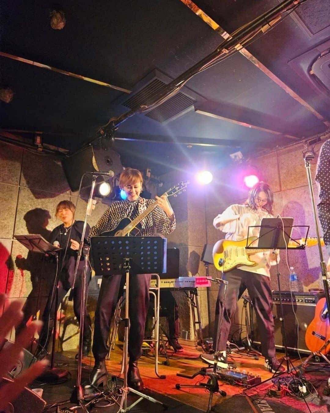 トムセン陽子のインスタグラム：「昨日はWHITE NOSEのライブ@新宿SACTでした。  今年の1月に本格的にギターを始めて、まさかここまでライブを楽しめるようになるとは。  本当に、楽しかった。  もちろんまだまだヘナチョコだし、歌もド素人ではあるけれど、 誰にも負けない、伝えたい「想い」があります。  その「想い」を、これからもギターと歌で表現していきたいです。  会場まで駆けつけて下さったお客さんに、心から感謝です。 温かく見守って、一緒に楽しんで下さって、本当にありがとう。  配信で見て下さった方も、心から感謝。 アーカイブのコメントを見ながら、同じ時間を共有してくれたんだ、としみじみ。  愛するバンドメンバー  ジョニ（Bs./ バンマス） さっくん（Dr.） ラッセン（Gt.） みかしゃん（Cho.） ひっくん（Kb.） 天宮さん（Guest Vo.）  唯一無二のボーカリスト、とみさん  みんなと音を合わせられることに、最高の喜びを感じています。  「仲間」に入れてくれて、ありがとう。  次は12/6（水）@渋谷LOFT HEAVEN 同じメンバーで挑みます！  ぜひ、会場で、一緒に熱い想いを分かち合いましょう。  お待ちしています。  #WHITENOSE #CHAGEandASKA #リスペクトバンド」