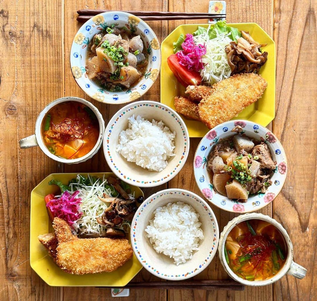 Atsukoのインスタグラム：「本日のブランチ 2023.10.21  アジフライ 紫蘇チー巻きカツ 牛スジ煮込み キムチチゲ  色々mixで朝ごはん 昨日実家から貰ったアジフライは今朝頂きました 昨日のお弁当に入れた巻きカツも一緒に  大根がやっと美味しくなってきたので、スジと煮込み。写真撮ったあと、七味沢山かけて頂きました これたべるとまじお酒欲しくなるやーつw」