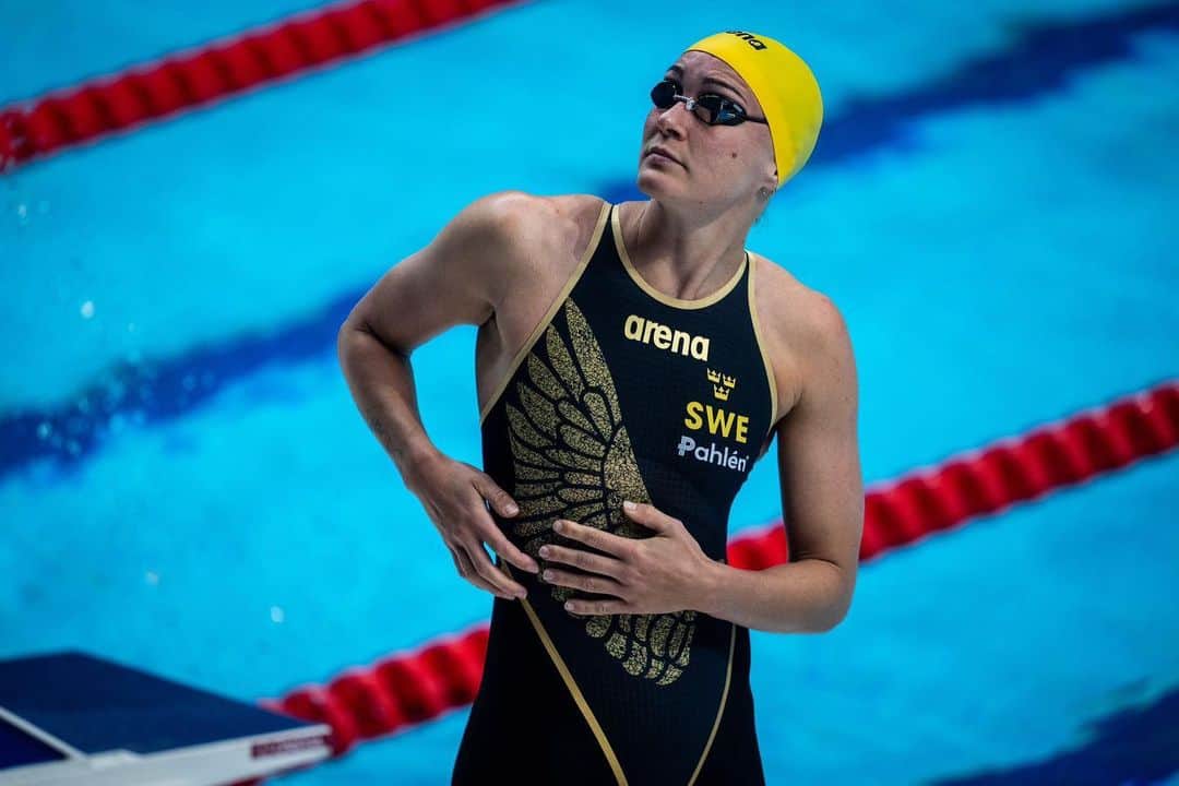 サラ・ショーストレムのインスタグラム：「Love racing in Budapest ❤️World cup tour 2023 50free 👑 ✅  📷 @minekasapoglu」