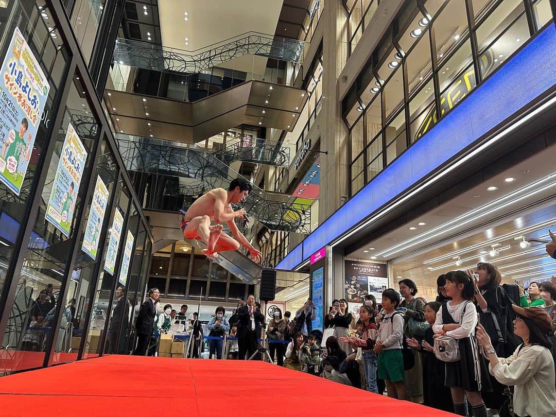 小島よしおのインスタグラム：「「最強無敵の雑草たち」　 出版記念イベントinあべのハルカス　 2回ともに無事終了しました。 100冊以上もお渡しできました🤩  雑草の歌も温かい空気の中で見守ってもらいました😍　  お集まり頂きありがとうございました😊 たまたま通りかかったみなさんも きっと巡り合わせだと思うので（笑） これをきっかけに雑草に興味を持ってくれると嬉しいです😁  稲垣先生の読者　植物好きな方 HAGYのファン　竹島さんのファン おかえりの視聴者　すまたんの視聴者 も足を運んでくれて 繋がりを強く感じた1日でもありました。  ええなぁ。  ジュンク堂書店の皆様にもお手伝い頂き感謝です。お店ではこのようにコーナーを作ってもらっています。まだサイン本もあるので良かったら是非。」