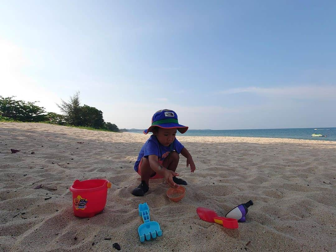 瀬間友里加さんのインスタグラム写真 - (瀬間友里加Instagram)「@anantaradesaru 🍰💕 旅の思い出続き🏝️ ホテルには2つレストランがあり、個人的にTurmeric がオススメ！！ グリーンカレーも美味しかったし、 サテーのソースも抜群！ 最初にサービスで出てきたフィッシュケーキ(さつま揚げみたいなの)は息子5個も食べたよ🤣💕そしてデザートがもうほんと美味しかった！チェンドルパンナコッタ🍮😋ココナッツミルクが濃厚なんだけど食べやすい😍 ご満悦の顔です🥸笑💓次の旅行までまた頑張りましょう✈️ #desaru #anantaradesaru #アナンタラ #マレーシア旅行 #デサル #シンガポール在住 #シンガポール生活 #turmeric」10月21日 17時12分 - yurika.sema