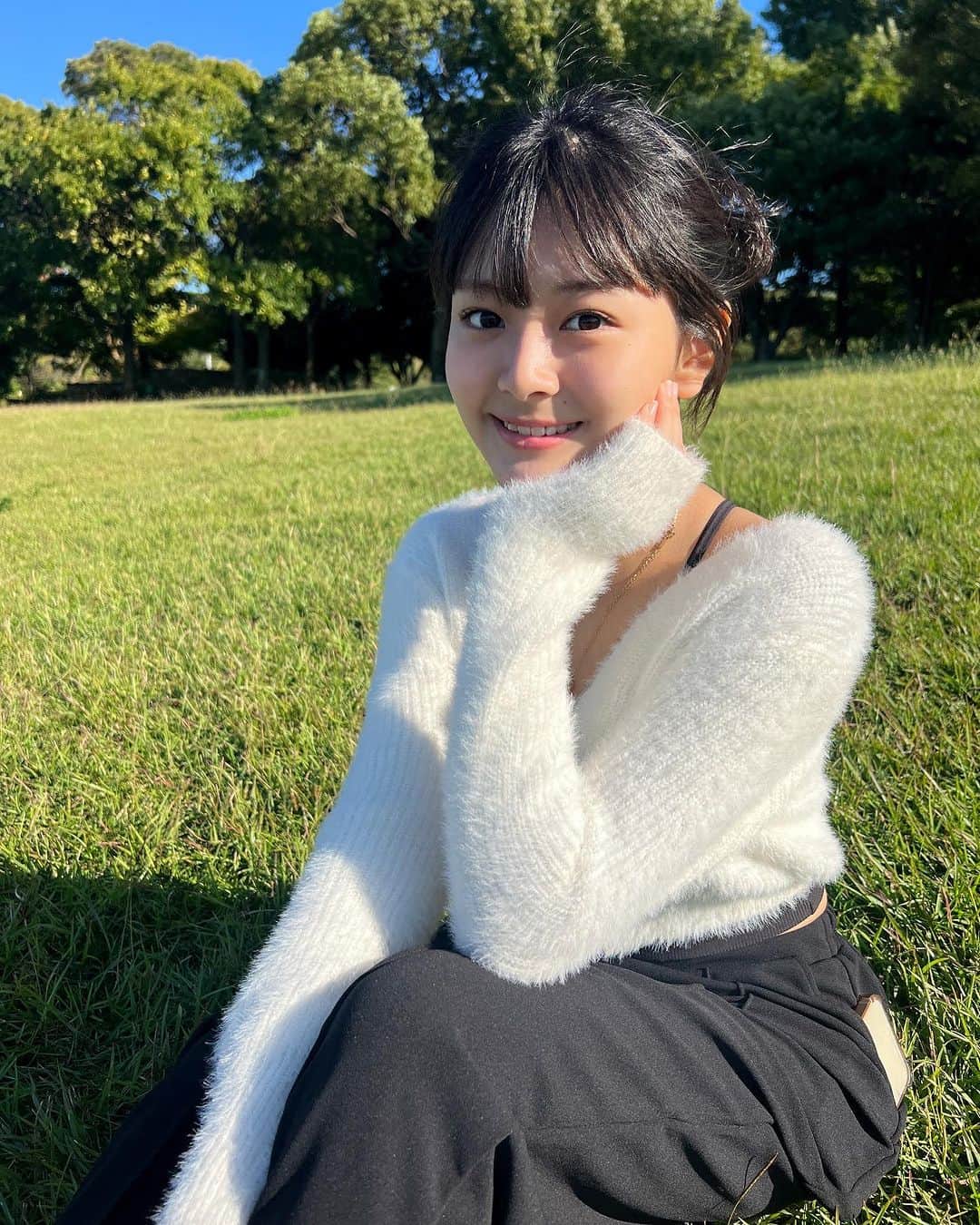 伊與田綾音のインスタグラム：「普段しないような髪型でしょ💗 ママにやってもらいました☺️ 結構レアじゃない？」