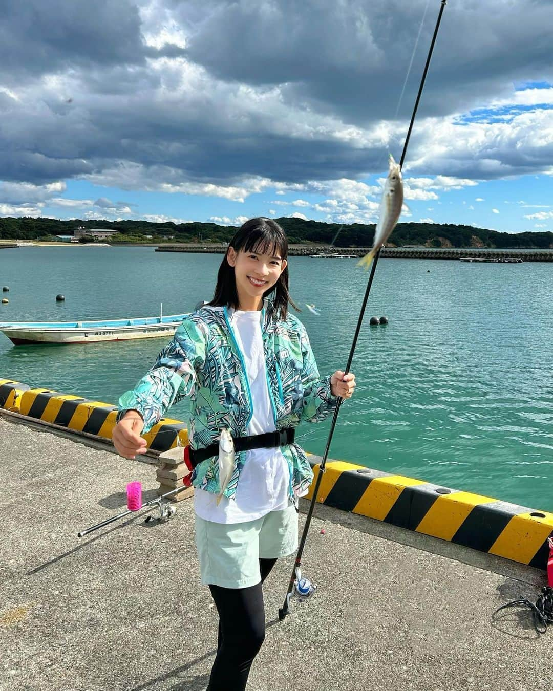 阪本智子さんのインスタグラム写真 - (阪本智子Instagram)「🎣♡  明日の親子釣りイベントの下見に来たら、 小アジが爆釣でした😂！  子供ちゃん達に喜んでもらえるとうれしいな♥️  #釣り #釣り女子 #波止釣り #鳥羽 #阪本智子」10月21日 17時13分 - tomoko_sakamoto423