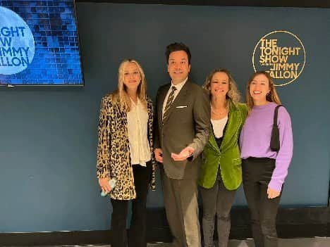 ファーン・コットンのインスタグラム：「A whirlwind family trip to New York that I'll hold in my heart forever.  We packed a lot in visiting museums, walking in the park, running through giant ball pits and we got to meet @jimmyfallon who was bloody lovely.  It was very special to spend time with my sister and brother in law and my niece Maggie, and for the kids to hang out with their grandad.  I have avoided jet lagging myself for ten years as its a huge trigger for my anxiety and obsession around sleep so this trip was almost a healthy challenge. The first night I had a panic attack in bed and barely slept but after that I coped much better than I had imagined. I proved to myself that I can move outside my comfort zone and push myself when it feels right. I spent the whole of my twenties travelling constantly so it also made me connect with that younger carefree version of myself. For anyone who feels trapped in patterns of anxiety, change is possible. Im just learning this myself now.  Sending you all lots of ❤️」