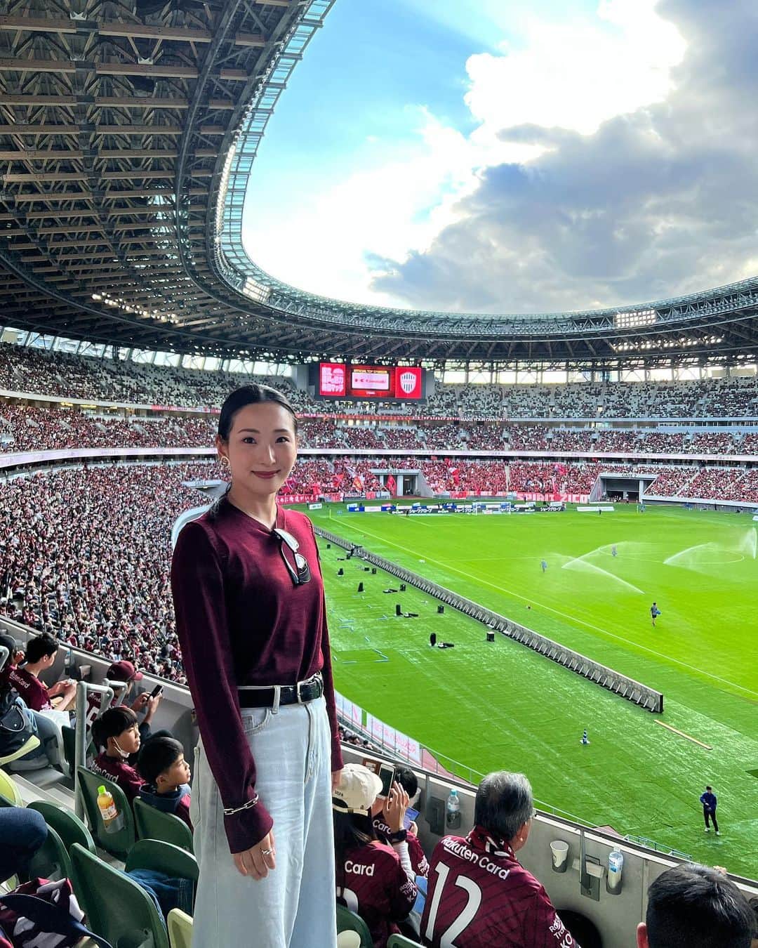 蘭乃はなのインスタグラム：「今日は国立競技場へ！ ヴィッセル神戸vs鹿島アントラーズ の試合を観戦してきました☺︎  両チームとも優勝のかかった試合で、サポーターの応援が熱かったです！楽しかった〜！  昼間の試合、お天気もよくて最高でした☺︎ それにしても、屋外で食べるおにぎりって、なんでこんなに美味しいんだろうね？  #国立競技場  #vissel  #antlers  #らんのフットボール」