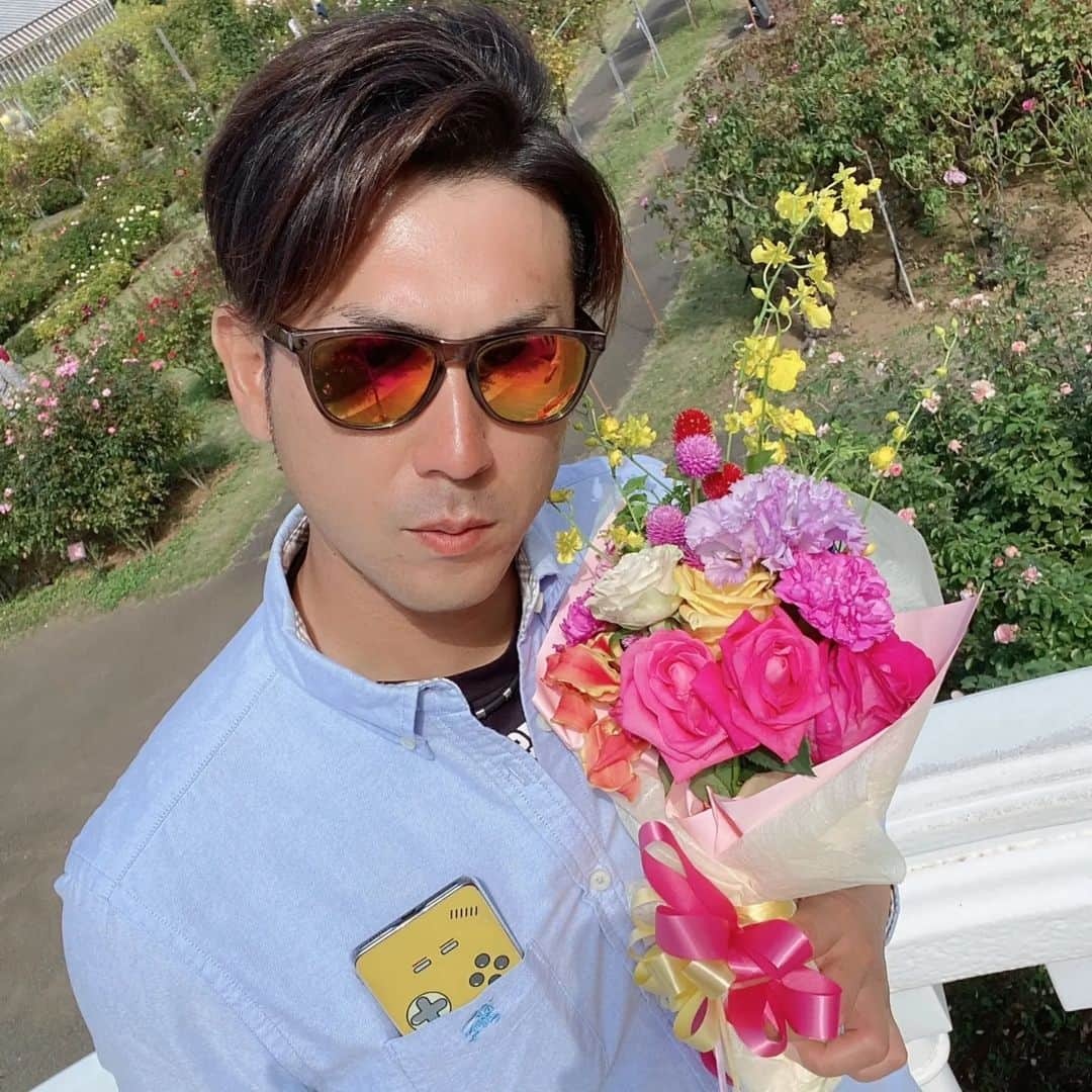 小関翔太さんのインスタグラム写真 - (小関翔太Instagram)「久しぶりに、コスモスと薔薇 見に行ったー🤣  花が綺麗と思う歳になりました😂  #千葉県 #佐倉ふるさと広場  #京成バラ園  #キラキラ　と俺 #お花　　　と俺 #椅子に座る　俺 #全然映えない #君津　#木更津　#富津　#袖ヶ浦 #小関翔太  お昼に#山小屋ラーメン   やっぱり高菜も最高やね😄  でわでわ🙋」10月21日 17時17分 - sho_ta.koseki