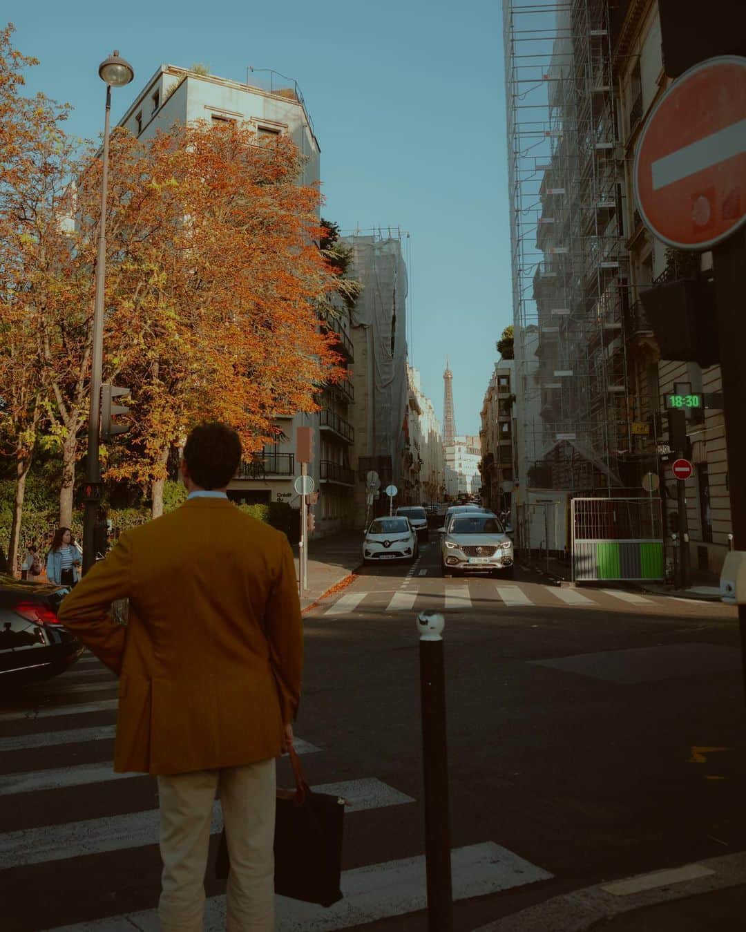 Putri Anindyaさんのインスタグラム写真 - (Putri AnindyaInstagram)「Autumn mood in Rue de la Tour //   If you could choose one season only to live, which season would it be? Mine would be Autumn 🍂   Slide 3 : a pic of me taken by @capra311   #ricohgr3 #ricohgriii #ricoh #paris #timeless_streets #streetclassics」10月21日 17時24分 - puanindya