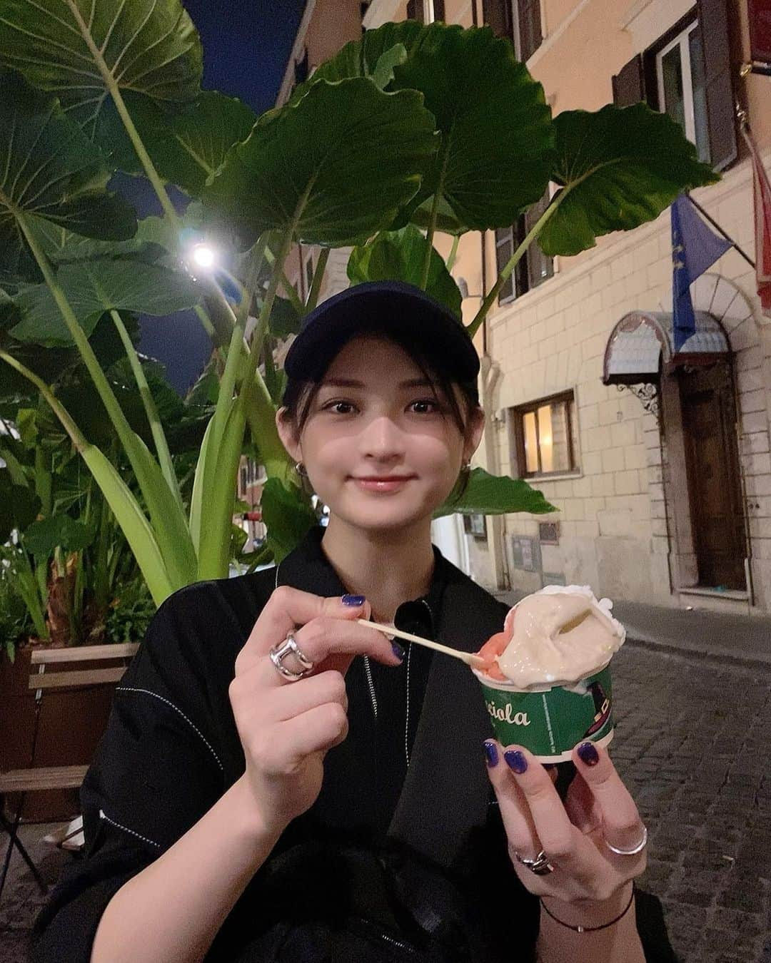 鈴木咲さんのインスタグラム写真 - (鈴木咲Instagram)「スペイン広場の近くでジェラート食べました🍨 ベルガモット味とピスタチオ味が美味しかった！！  #イタリア#ジェラート#スペイン広場#ローマ」10月21日 17時19分 - sakisuzuki1103