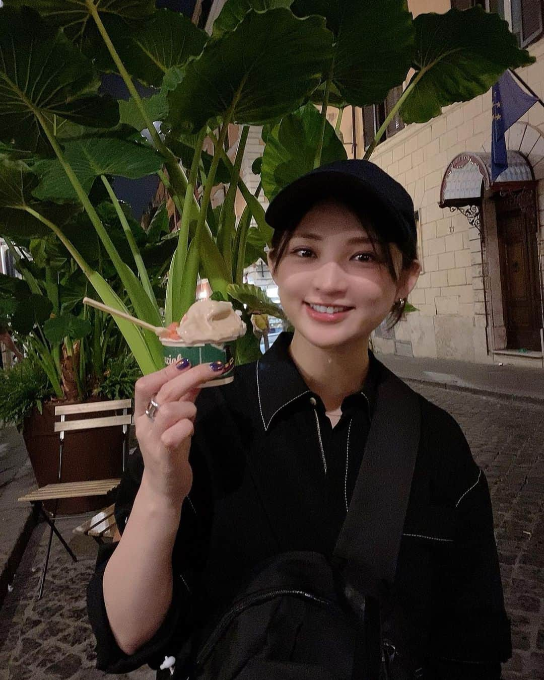 鈴木咲のインスタグラム：「スペイン広場の近くでジェラート食べました🍨 ベルガモット味とピスタチオ味が美味しかった！！  #イタリア#ジェラート#スペイン広場#ローマ」