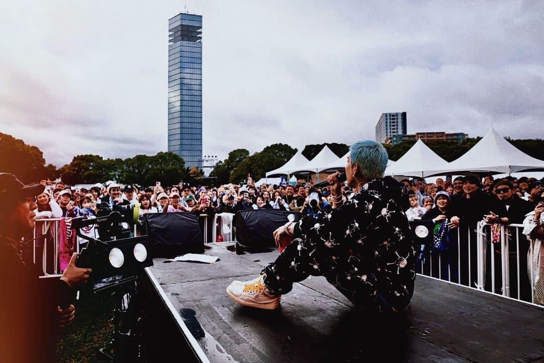 のインスタグラム：「エロガミクズ男❤️ 仲間、自然、音楽、と散々ほざいてる私、ですが実は t-Aceとは （本人かわからない） SNS上での会話を 交わしただけであった🙇‍♀️  数年前かな？ "freedomに是非出てみたい" そんなツイートかなにかを見て（ご本人かは不明）t- Aceの名前がずっと頭の片隅にあった  redspiderジュニアがリンクしたと聞いてから、仲間の仲間、きっとvibesあうはずだろう、と今回初めて出演オファーをさせてもらった  開催前にどうしても会話したくて連絡先を教えてもらった。 けれど、忙しいよな、とか、 相手のタイミングを考えると、遠慮というなの意気地なしで 時間ばかり過ぎてしまった。  前日リハーサル "やっと話せました！" というとだいぶ笑われた  しかも初対面なのに なぜかその日に初対面の動画チームがこっそりその場面を影から撮影していたもんで、 出会いがしらは最悪😱  "え、なに、これ 盗撮されてるの？" みたいになって。。。😭  "いや、違うんです、これは... すみません、盗撮です🙇‍♀️'' （私も知らんわ泣きたい😭）  という、よくわからん 事態から始まる ヒヤヒヤアセアセな 出逢いでした💦  それが前日👆  まぁそんなドジで間抜けな MINMIとチームごとを 笑ってくれた やさし神✨🙏🥹  迎えた本番当日  晴れ神と名乗るだけあって ステージは見事に晴れた！  エロ女神クズ女として紹介させてもらった t-Aceのステージ 空は彼を一滴足りとも 濡らさなかった もちろん女性はビショ濡れw 😌  歌は知ってたが エロ神クズ男はやはり 生がイイ、 そう思った  クズぶりが最高すぎて 救われる　好きになる  その魅力を 巧妙に書けば書くほど 嘘っぽくなる気がして レポートはうまく書きたくない  けど、あえて知ってもらいたい　 この気持ちを表現するなら  人目や常識、頑張る姿 憧れ、カッコいいこと 勝ち、偏差値、学歴、モテ  全部なかったって いいんだぜ！！！  失うことなんてなんも怖くない カッコつけなくても最高！ 人生最高！  そんな最強のハッピーを 届けてくれてる感じがしたんだ ♡  最低で最高の アーティストに また出逢えました  ありがとう　‼️ t-Ace ことエロ神クズオ　‼️」