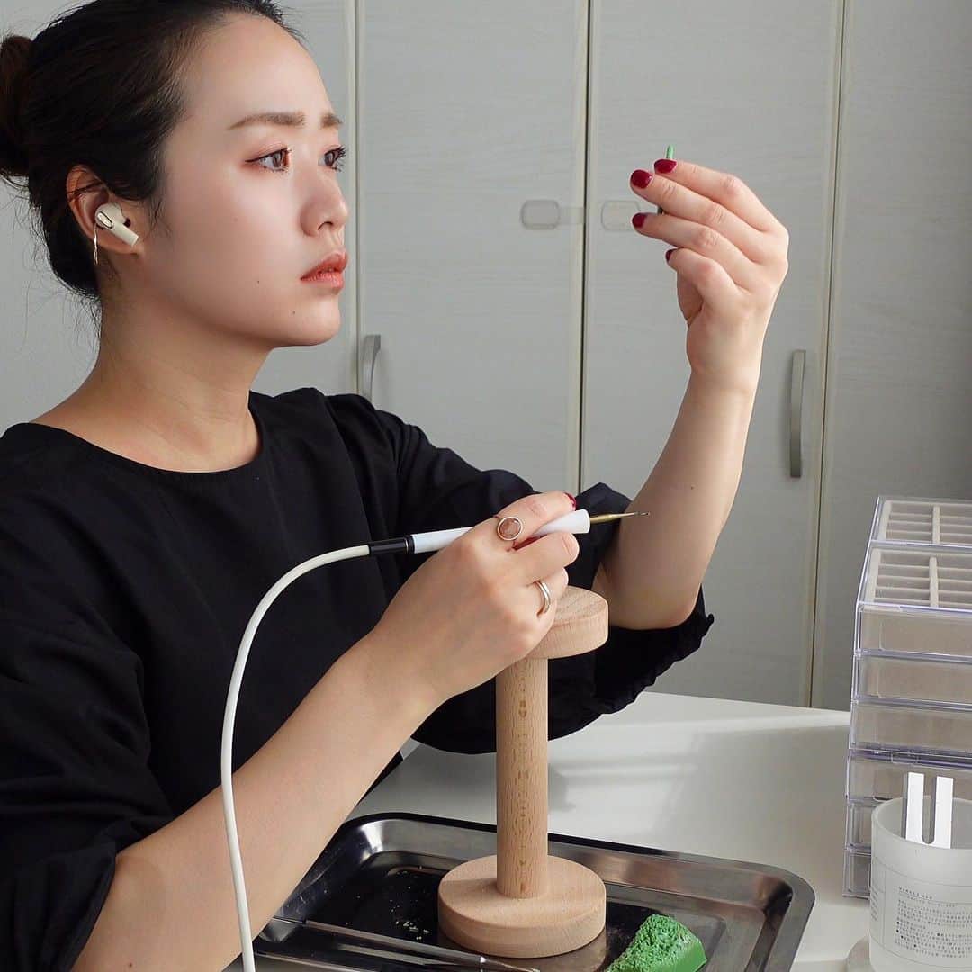 sayumi katoさんのインスタグラム写真 - (sayumi katoInstagram)「ÜME初となるバングルを試作中。 今原型から金属にする工程のキャスト(鋳造)中です💪🏻 ⁡ ⁡ @umejewelry_official  #jewelry_ume#ÜME#ユーミー#金属アレルギー対応ジュエリー#ジュエリー#ジュエリーデザイナー#ジュエリークラフトマン#原型制作#彫金#バングル」10月21日 19時00分 - say_ume