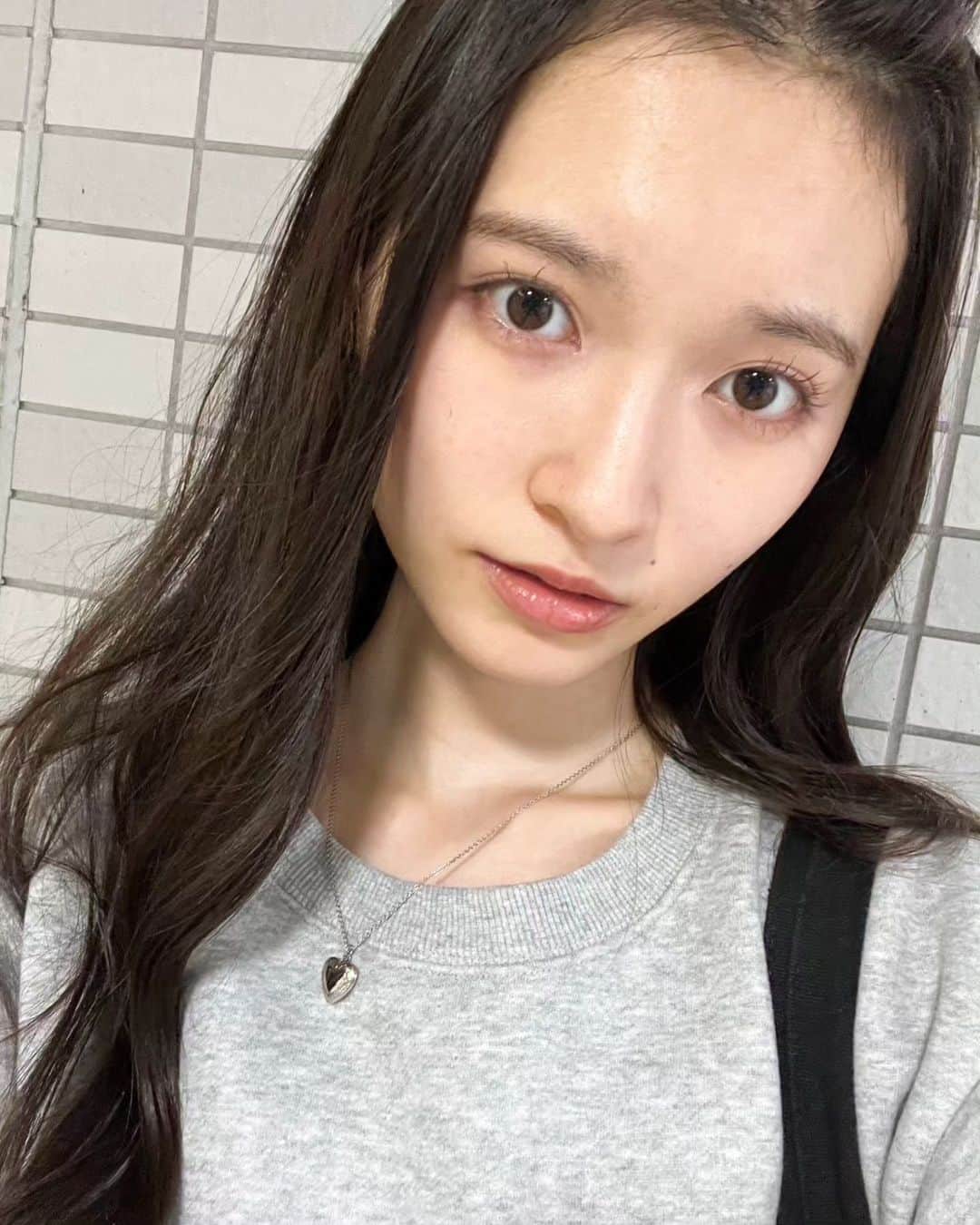桧山ありすのインスタグラム：「久しぶりに前髪を上げました👍🏻  最近また前髪を分けられる長さになってきました💗 もう少し伸ばしたいなー！  #桧山ありす #alice #jk #fjk #jk1 #jk #07 #16歳 #高校生 #前髪なし #自撮り」