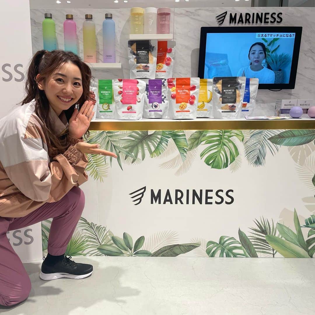 まりなさんのインスタグラム写真 - (まりなInstagram)「銀座ロフトで写真撮影会しました🥹👏👏👏  やっとリアルで会えました、、、！ きてくれた方本当にありがとう!!!! 抽選で来れなかった人もメッセージくれたり 本当にありがとう🥹🥹🥹  今回はお写真を一緒に撮るイベントだったんだけど 来てくれた皆さんが本当に暖かくて暖かくて😭😭😭  宅トレで人生変わった！とか まりなさんの言葉でメンタルが明るくなりました！とか 痩せて服選ぶのが楽しくなりました！とか 自分のことを好きになれました！って  みんなまっすぐな目で伝えてくれて もーーもらい泣きしちゃったよ🥲✨  やっぱ会えるって最高だな。  画面上もいいけど、こうしてみんなに会えると めちゃくちゃ熱量伝え合えるし 繋がってるんだ！って実感できる🥹  みんないつも一緒に宅トレしてくれて本当にありがとうね!!!!  次は12/17(日)にリアルで一緒に運動するイベントがあるからそこでみんなに会えるのが本当に楽しみ🥹🥹🥹  写真撮るのでこんなに感極まるんだから 一緒に宅トレもできちゃったら私嬉しくて どうなっちゃうのかしら🤣🤣🤣  みんなからたーーーーくさん！ エナジーをもらえた日だったよ！！！  また会おうね！！ そして宅トレ続けていこうね〜👏👏👏  @mariness_official  @loft_official  @loft_cosme   #宅トレ #ロフト #mariness  #マリネス #健康 #ダイエット #産後ダイエット #PR」10月21日 17時33分 - takemari1219