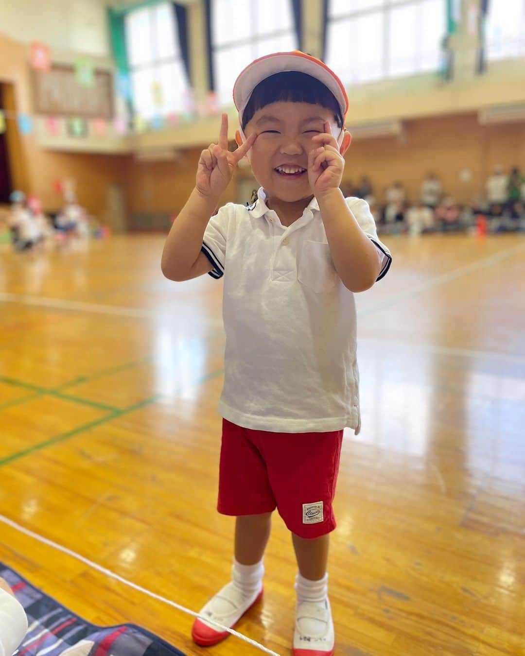 渡部太基のインスタグラム：「. 今日は真晴の運動会でした〜 かけっこは見事1位🥇🏃‍♂️☝️  踊ったりお買い物競争したり 楽しい一日でした✌️ #わたべんちのまはろくん #保育園 #運動会」