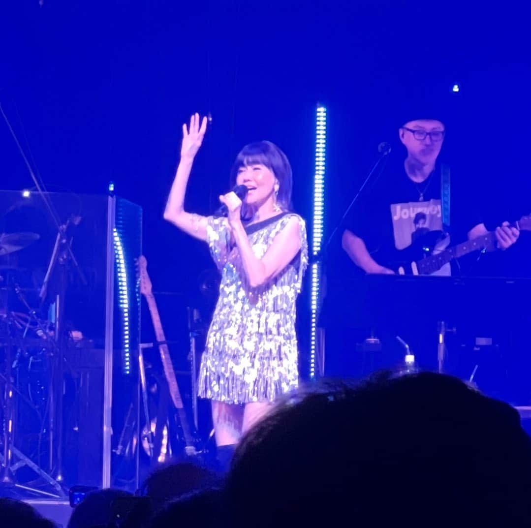 浅野ゆう子のインスタグラム：「昨夜…  大手町三井ホールで開催されました  松本伊代  Live tour 2023 "Journey"  行ってまいりました〜❣️  日頃、伊代ちゃんは可愛い可愛いと思っておりましたが、ステージに立つ伊代ちゃんは、まるで妖精のごとく可憐で素敵で、自然体で魅力的❣️  前のおばさま方も（失礼　^_^  私の方がずっとオバさんだと思いますが　^_^ ）ノリノリで踊りまくっておりました　^_^  私もペンライトふりふりで、めっちゃエンジョイさせていただきました　^_^  久々に、親衛隊という方々も拝見し（お揃いのピンクの半被が可愛いかった❣️）ご一緒に青春させていただき、歌声に魅了させていただきました　^_^  伊代ちゃん❣️ 素敵な夜を本当にありがとうございました〜　^_^  #松本伊代　さん #可愛い #妖精ちゃん #素敵 #伊代ちゃんは永遠のアイドル」