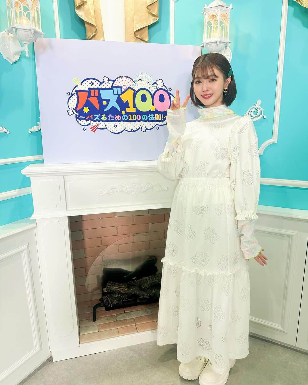 市川美織のインスタグラム：「TOKYO MXの新番組『バズ100〜バズるための100の法則〜』  今日の深夜3時30分スタートです🥰  可愛い衣装とメイクなのでそこも注目してねっ♡  初回放送お見逃しなくっ！！！  #バズ100 #tokyomx」