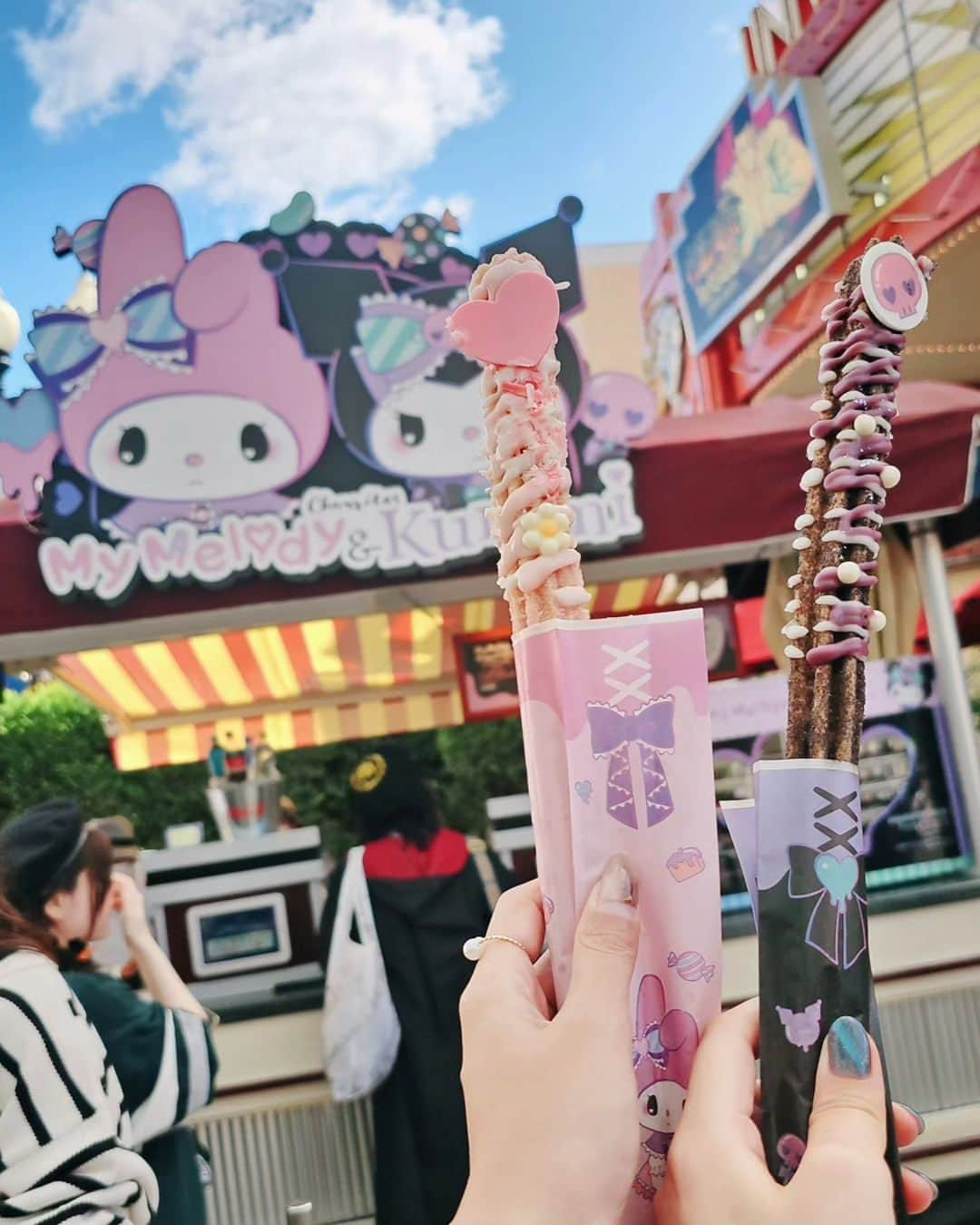 なつみさんのインスタグラム写真 - (なつみInstagram)「10/6 USJ行ってきた🎢🌍⁡ ⁡今回の旅の目的だったワンピースのショーすごかった☺️💓⁡ ⁡キャラクター１人ひとりの再現度が高くて本当にワンピースの世界に入り込んだみたいでした👒🏴‍☠️⁡ ⁡レベッカ出てほしいと思ってたらメイン級で出てきた🥰⁡ ⁡⁡クロコダイルやドフラミンゴまで再現度が高くて驚いた😲⁡⁡ ⁡真横の通路を推しのフランキーが何度も通ってテンション上がった😇‪❤️‍🔥 ⁡左側の席の人はずぶ濡れすぎて右側で良かった🤣⁡ ⁡⁡ ⁡ワンピースファンもガッカリさせない、大人から子供まで楽しめるショーでした🌟⁡ ⁡⁡ ⁡夜のマリオエリアは初めてでまた違った雰囲気☺️⁡ ⁡食べもののクオリティもどれも高くて並ぶ価値あり‪🫶🏻‪⁡ ⁡ハリドリもフライングダイナソーも最高だった🎢🩷 ⁡⁡ ⁡ハリーポッター編は次回︎︎🤍 ⁡⁡ ⁡#ライブ配信#ライバー#八重歯#宅建士#宅建#宅地建物取引士#不動産営業#イギリス留学#バセドウ病#吃音症#過敏性腸症候群#🧢なつみ👻🍊#ファッション誌モデル#着物モデル #USJ#ユニバ#USJワンピース#ワンピースコラボ#ニンテンドーエリア#ハリドリ#フライングダイナソー#ハリーポッター#ハリーポッターの杖#gravesdisease#stuttering」10月21日 17時26分 - natsumipeanuts