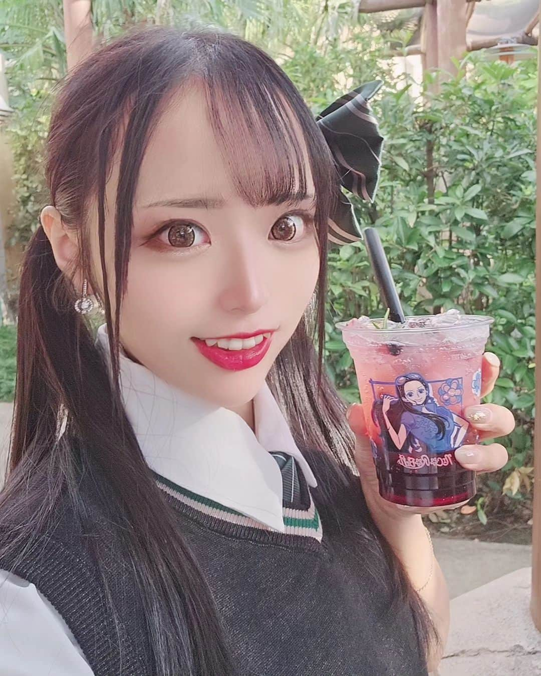 なつみさんのインスタグラム写真 - (なつみInstagram)「10/6 USJ行ってきた🎢🌍⁡ ⁡今回の旅の目的だったワンピースのショーすごかった☺️💓⁡ ⁡キャラクター１人ひとりの再現度が高くて本当にワンピースの世界に入り込んだみたいでした👒🏴‍☠️⁡ ⁡レベッカ出てほしいと思ってたらメイン級で出てきた🥰⁡ ⁡⁡クロコダイルやドフラミンゴまで再現度が高くて驚いた😲⁡⁡ ⁡真横の通路を推しのフランキーが何度も通ってテンション上がった😇‪❤️‍🔥 ⁡左側の席の人はずぶ濡れすぎて右側で良かった🤣⁡ ⁡⁡ ⁡ワンピースファンもガッカリさせない、大人から子供まで楽しめるショーでした🌟⁡ ⁡⁡ ⁡夜のマリオエリアは初めてでまた違った雰囲気☺️⁡ ⁡食べもののクオリティもどれも高くて並ぶ価値あり‪🫶🏻‪⁡ ⁡ハリドリもフライングダイナソーも最高だった🎢🩷 ⁡⁡ ⁡ハリーポッター編は次回︎︎🤍 ⁡⁡ ⁡#ライブ配信#ライバー#八重歯#宅建士#宅建#宅地建物取引士#不動産営業#イギリス留学#バセドウ病#吃音症#過敏性腸症候群#🧢なつみ👻🍊#ファッション誌モデル#着物モデル #USJ#ユニバ#USJワンピース#ワンピースコラボ#ニンテンドーエリア#ハリドリ#フライングダイナソー#ハリーポッター#ハリーポッターの杖#gravesdisease#stuttering」10月21日 17時26分 - natsumipeanuts