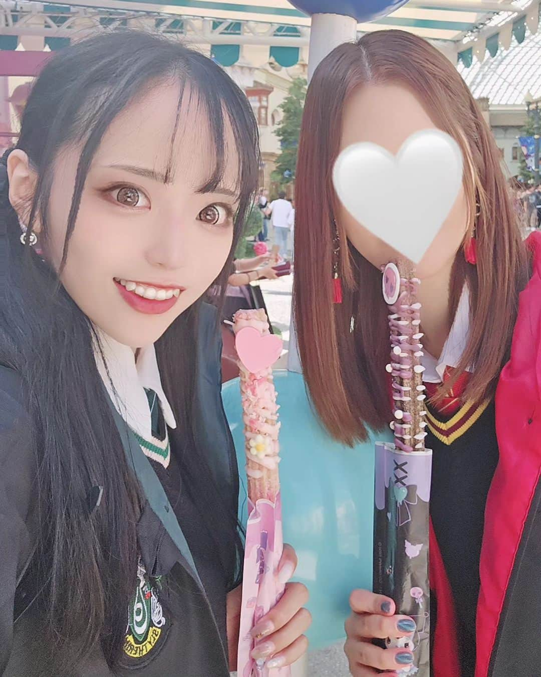 なつみさんのインスタグラム写真 - (なつみInstagram)「10/6 USJ行ってきた🎢🌍⁡ ⁡今回の旅の目的だったワンピースのショーすごかった☺️💓⁡ ⁡キャラクター１人ひとりの再現度が高くて本当にワンピースの世界に入り込んだみたいでした👒🏴‍☠️⁡ ⁡レベッカ出てほしいと思ってたらメイン級で出てきた🥰⁡ ⁡⁡クロコダイルやドフラミンゴまで再現度が高くて驚いた😲⁡⁡ ⁡真横の通路を推しのフランキーが何度も通ってテンション上がった😇‪❤️‍🔥 ⁡左側の席の人はずぶ濡れすぎて右側で良かった🤣⁡ ⁡⁡ ⁡ワンピースファンもガッカリさせない、大人から子供まで楽しめるショーでした🌟⁡ ⁡⁡ ⁡夜のマリオエリアは初めてでまた違った雰囲気☺️⁡ ⁡食べもののクオリティもどれも高くて並ぶ価値あり‪🫶🏻‪⁡ ⁡ハリドリもフライングダイナソーも最高だった🎢🩷 ⁡⁡ ⁡ハリーポッター編は次回︎︎🤍 ⁡⁡ ⁡#ライブ配信#ライバー#八重歯#宅建士#宅建#宅地建物取引士#不動産営業#イギリス留学#バセドウ病#吃音症#過敏性腸症候群#🧢なつみ👻🍊#ファッション誌モデル#着物モデル #USJ#ユニバ#USJワンピース#ワンピースコラボ#ニンテンドーエリア#ハリドリ#フライングダイナソー#ハリーポッター#ハリーポッターの杖#gravesdisease#stuttering」10月21日 17時26分 - natsumipeanuts