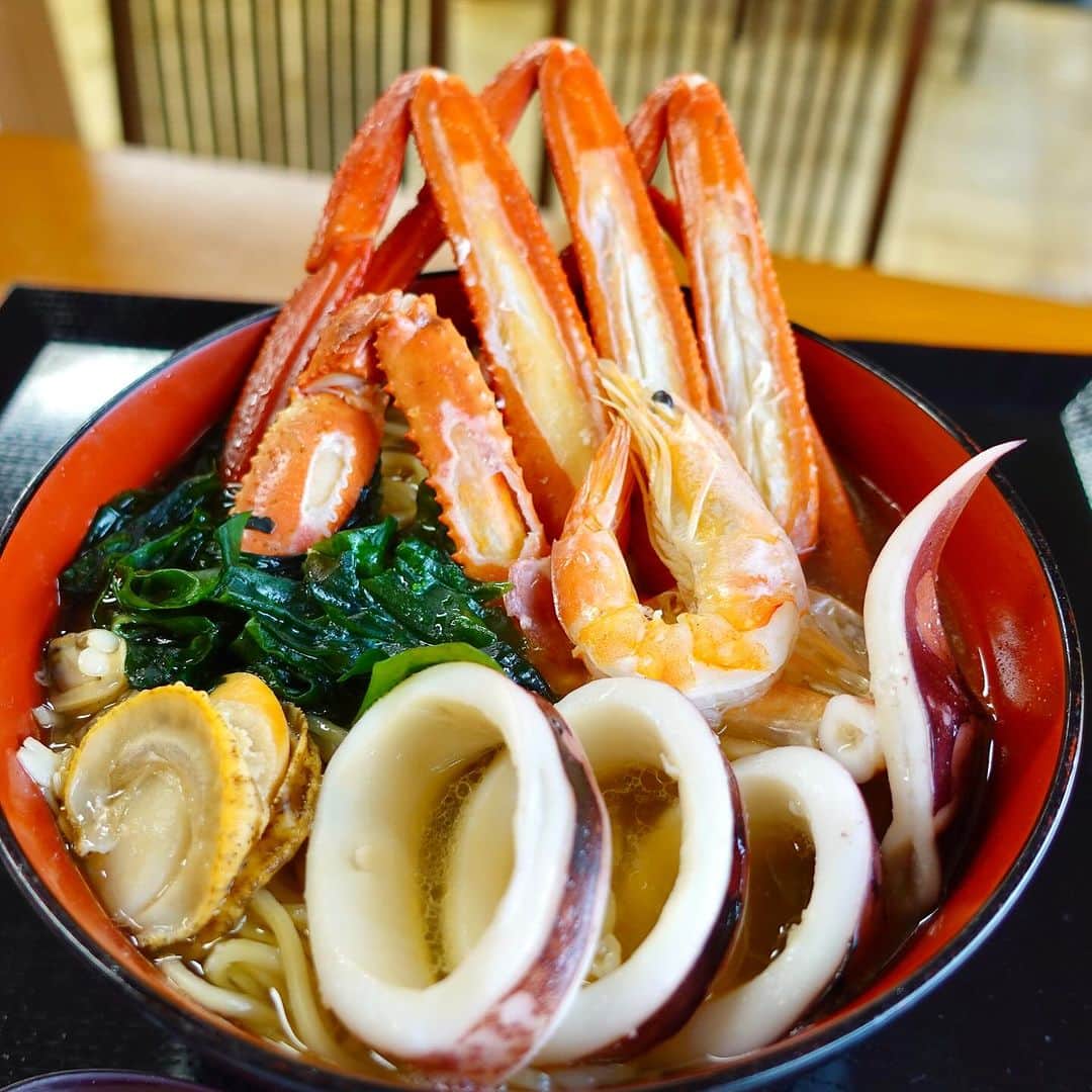 内山ミエさんのインスタグラム写真 - (内山ミエInstagram)「日本海フィッシャーマンズケープ🐟⚓️🚢 キーウエスト2Fの福浦さん 週末限定【海賊ラーメン🏴‍☠️】食べてきたよ✨  閉店セールやってる🥲🎈  50%オフの商品いろいろ7点買いました🈵本当は4000円⇨2000円でおつり来ました✨お買い得だった🫶ちっちゃい頃から馴染みのある建物で記念品になった✨  これからしばらく毎週末なにかしらイベントあるみたい☺️またちょこちょこ覗きにいきますっ♡ 購入品はストーリーとアーカイブに載せておきますね🎁  北陸自動車道米山インター降りて国道8号右折して1分！🚗💨  #日本海フィッシャーマンズケープ #新潟 #柏崎」10月21日 17時26分 - mieuchiyama