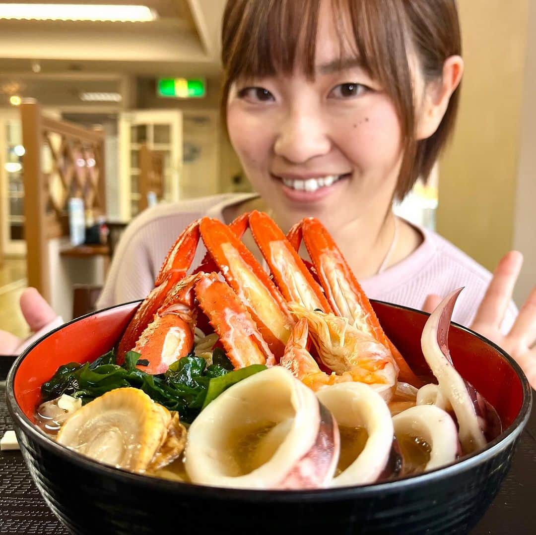 内山ミエのインスタグラム：「日本海フィッシャーマンズケープ🐟⚓️🚢 キーウエスト2Fの福浦さん 週末限定【海賊ラーメン🏴‍☠️】食べてきたよ✨  閉店セールやってる🥲🎈  50%オフの商品いろいろ7点買いました🈵本当は4000円⇨2000円でおつり来ました✨お買い得だった🫶ちっちゃい頃から馴染みのある建物で記念品になった✨  これからしばらく毎週末なにかしらイベントあるみたい☺️またちょこちょこ覗きにいきますっ♡ 購入品はストーリーとアーカイブに載せておきますね🎁  北陸自動車道米山インター降りて国道8号右折して1分！🚗💨  #日本海フィッシャーマンズケープ #新潟 #柏崎」