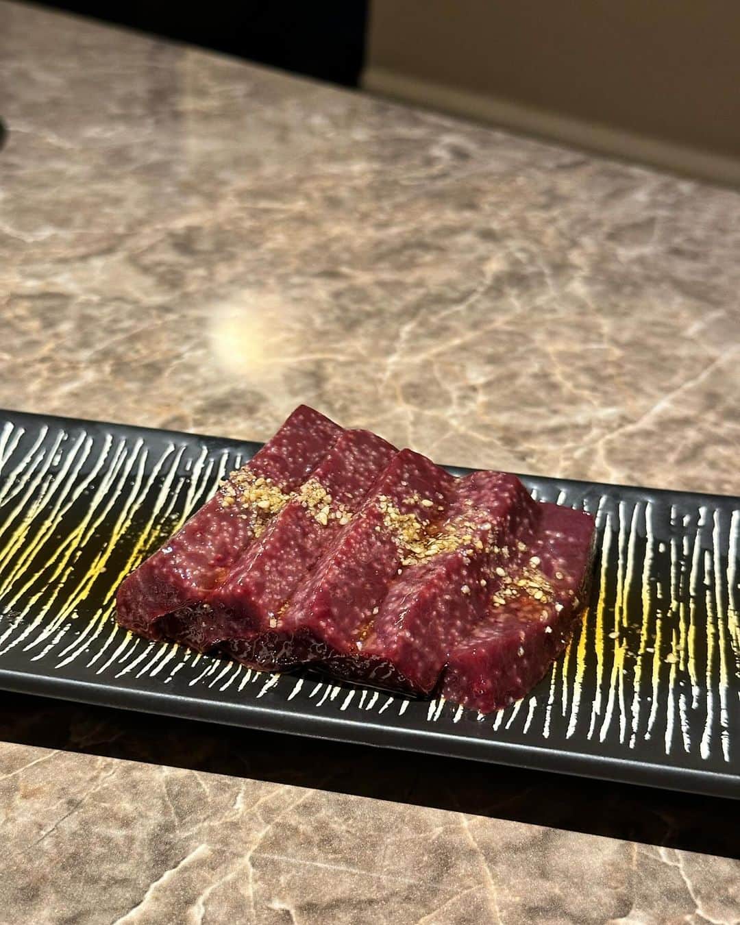ききまるさんのインスタグラム写真 - (ききまるInstagram)「焼肉光肉🤍 . @yakiniku_mitsukuni  . . 西麻布にある焼肉屋さん。 ここのミツクニハラミは定期的に食べたくなる中毒性あり🤫🩷 (最後の写真!) 何頼んでも美味しいのだけど、 特にガーリックバターがまじで大好きで 「あーーみつくにのハラミが食べたい」ってなる .  . いつも女子会で利用してるよん✌️✌️✌️ デートや会食、全部ここで完結できる .  . #西麻布　#西麻布焼肉　#西麻布グルメ #西麻布ディナー #西麻布デート #六本木グルメ #六本木焼肉 #東京焼肉　#ききグルメ」10月21日 17時26分 - kikigram_97