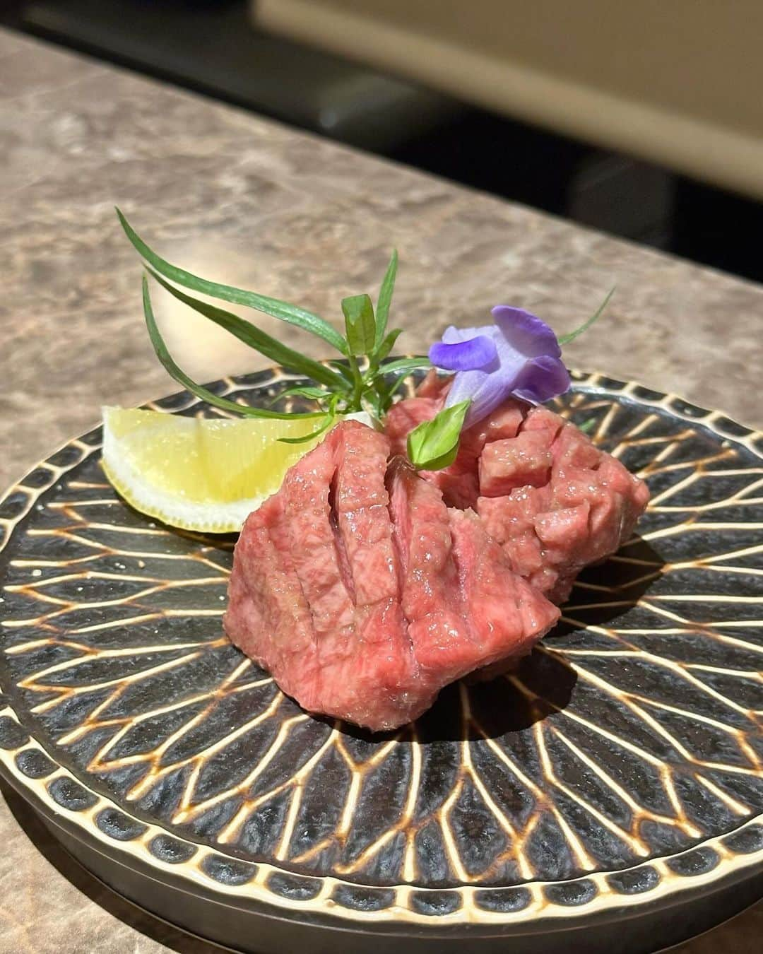 ききまるさんのインスタグラム写真 - (ききまるInstagram)「焼肉光肉🤍 . @yakiniku_mitsukuni  . . 西麻布にある焼肉屋さん。 ここのミツクニハラミは定期的に食べたくなる中毒性あり🤫🩷 (最後の写真!) 何頼んでも美味しいのだけど、 特にガーリックバターがまじで大好きで 「あーーみつくにのハラミが食べたい」ってなる .  . いつも女子会で利用してるよん✌️✌️✌️ デートや会食、全部ここで完結できる .  . #西麻布　#西麻布焼肉　#西麻布グルメ #西麻布ディナー #西麻布デート #六本木グルメ #六本木焼肉 #東京焼肉　#ききグルメ」10月21日 17時26分 - kikigram_97