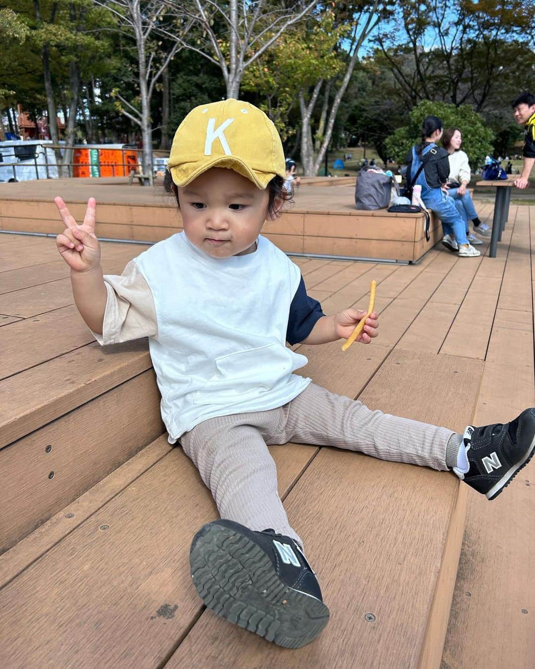 高橋茉奈さんのインスタグラム写真 - (高橋茉奈Instagram)「＊ ※アンケート機能増えてたから付けてみた♥︎ ＊ 妊娠中振りにアウトレットパークへお散歩も兼ねて🫶💓 じじばばとたくさん歩きました！ すっきりした秋晴れで気持ちよかった〜👌💕 ママのおやつのたい焼き(栗餡)はききに取られました🐟💔 ききの#VANS のスニーカーと、はーちゃんの#GAP のトレーナーロンパースと ママの#NEWERA のキャップ買った☺️💓満足だー！！ そしてずっと飲みたかった#Boooooフラペチーノ やっと飲めた！ めちゃくちゃかぼちゃ🎃で美味しすぎた！あと一回は飲みたい🥹🥹 みんなはBoooooフラペチーノ飲んだー？ #赤ちゃん#赤ちゃんのいる生活#赤ちゃんのいる暮らし#べビスタグラム#ママスタグラム#男の子ママ#成長記録#育児#育児記録#親バカ部#8月生まれ#7月生まれ#令和生まれ#令和3年ベビー#令和5年ベビー#2歳#0歳#2歳差#兄弟#きーくんの成長記録#はーちゃんの成長記録#我が子が一番#アウトレット」10月21日 17時26分 - 94.05.28