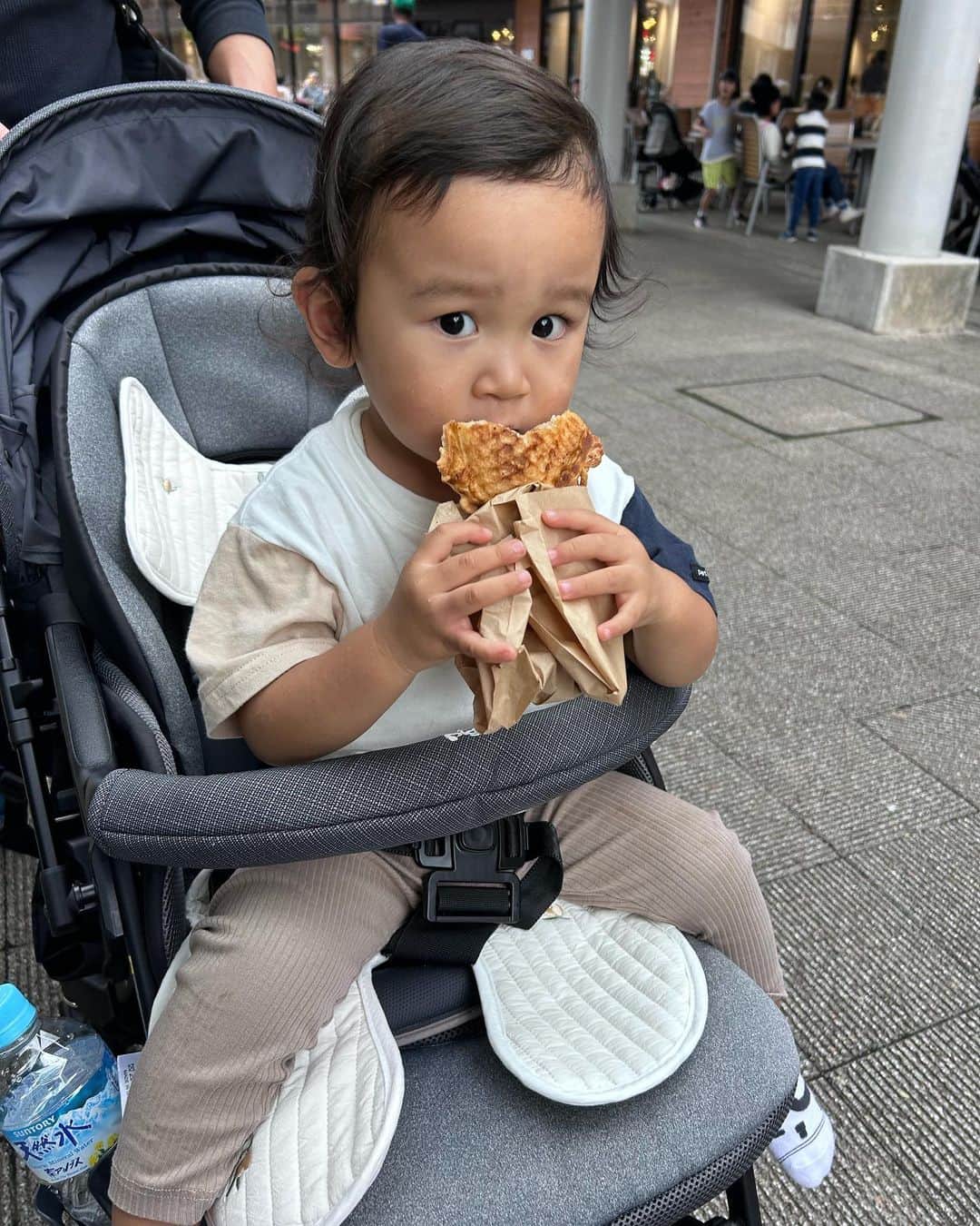 高橋茉奈さんのインスタグラム写真 - (高橋茉奈Instagram)「＊ ※アンケート機能増えてたから付けてみた♥︎ ＊ 妊娠中振りにアウトレットパークへお散歩も兼ねて🫶💓 じじばばとたくさん歩きました！ すっきりした秋晴れで気持ちよかった〜👌💕 ママのおやつのたい焼き(栗餡)はききに取られました🐟💔 ききの#VANS のスニーカーと、はーちゃんの#GAP のトレーナーロンパースと ママの#NEWERA のキャップ買った☺️💓満足だー！！ そしてずっと飲みたかった#Boooooフラペチーノ やっと飲めた！ めちゃくちゃかぼちゃ🎃で美味しすぎた！あと一回は飲みたい🥹🥹 みんなはBoooooフラペチーノ飲んだー？ #赤ちゃん#赤ちゃんのいる生活#赤ちゃんのいる暮らし#べビスタグラム#ママスタグラム#男の子ママ#成長記録#育児#育児記録#親バカ部#8月生まれ#7月生まれ#令和生まれ#令和3年ベビー#令和5年ベビー#2歳#0歳#2歳差#兄弟#きーくんの成長記録#はーちゃんの成長記録#我が子が一番#アウトレット」10月21日 17時26分 - 94.05.28