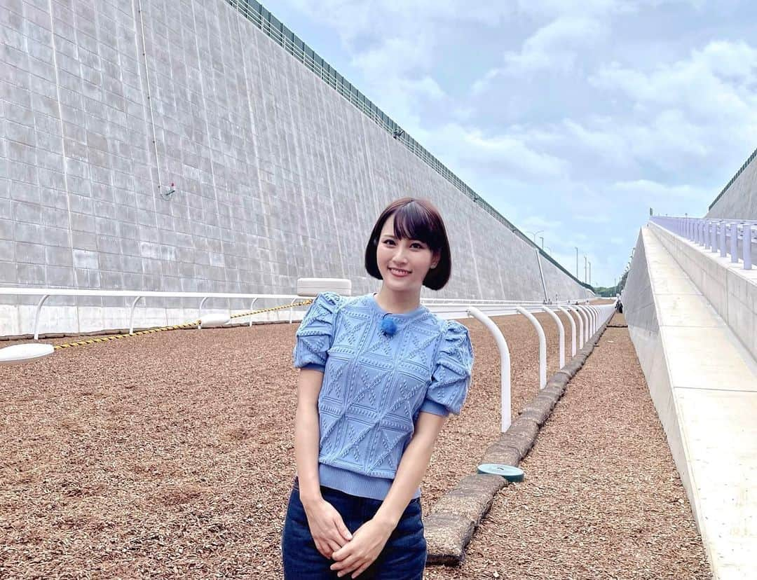 森田真理華のインスタグラム：「先日の美浦トレーニングセンターでの ロケの映像が上がりました☺️ JRA公式YouTube、グリーンチャンネル、 競馬場での放映で見られます！  新しい美浦の坂路(トレーニングコース)について 調査してきました🧐 傾斜の高低差が16mから33mになったので、 これから関東馬がどんなふうに成長していくか 本当に楽しみです🫶 廣岡まりあちゃんと一緒に走ってきました！（笑） とっても大変だったー🤣  大竹調教師、小島調教師にもお話を伺っています！ 久しぶりの美浦トレセン、 タートピ卒業ぶりにたくさんの馬たちと 大好きな方々に会えて幸せでした🐎🩵  明日は菊花賞！楽しみ🤭  #タートピッ#JRA#美浦トレーニングセンター #美浦トレセン#トレセン#馬#競馬#競走馬 #関東馬#坂路#トレーニング#森田真理華#廣岡まりあ #horse#horseracing」