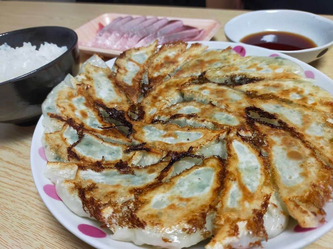 大河壮太さんのインスタグラム写真 - (大河壮太Instagram)「夕ご飯  餃子、はまち刺身  餃子 豚ひき肉大量買いしたうちの100g 約80円 キャベツ1/4 60円 白菜1/8 60円 餃子の皮50枚 130円 ニラ1束 120円 創味シャンタン、ニンニク、しょうが  はまち刺身はスーパーで270円  2人分720円  #夫婦飯 #宮城 #仙台 #移住 #お野菜太郎」10月21日 17時29分 - 0831taro