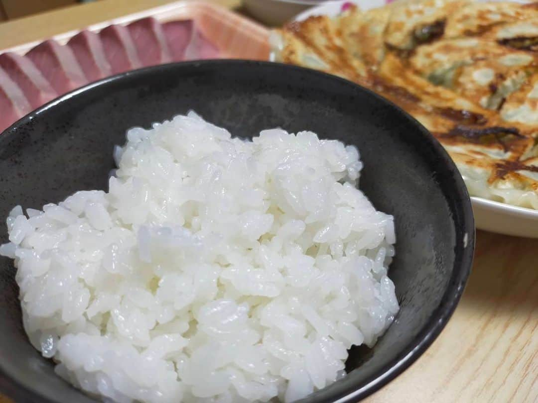 大河壮太さんのインスタグラム写真 - (大河壮太Instagram)「夕ご飯  餃子、はまち刺身  餃子 豚ひき肉大量買いしたうちの100g 約80円 キャベツ1/4 60円 白菜1/8 60円 餃子の皮50枚 130円 ニラ1束 120円 創味シャンタン、ニンニク、しょうが  はまち刺身はスーパーで270円  2人分720円  #夫婦飯 #宮城 #仙台 #移住 #お野菜太郎」10月21日 17時29分 - 0831taro