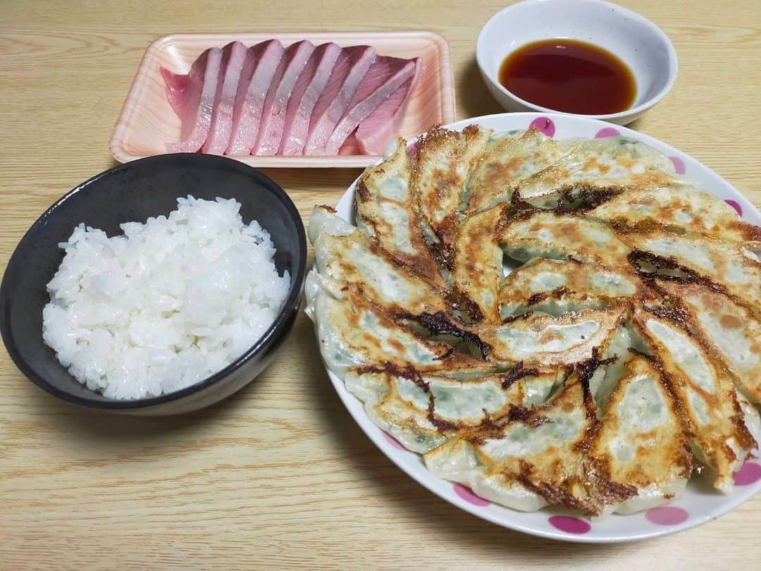 大河壮太のインスタグラム：「夕ご飯  餃子、はまち刺身  餃子 豚ひき肉大量買いしたうちの100g 約80円 キャベツ1/4 60円 白菜1/8 60円 餃子の皮50枚 130円 ニラ1束 120円 創味シャンタン、ニンニク、しょうが  はまち刺身はスーパーで270円  2人分720円  #夫婦飯 #宮城 #仙台 #移住 #お野菜太郎」