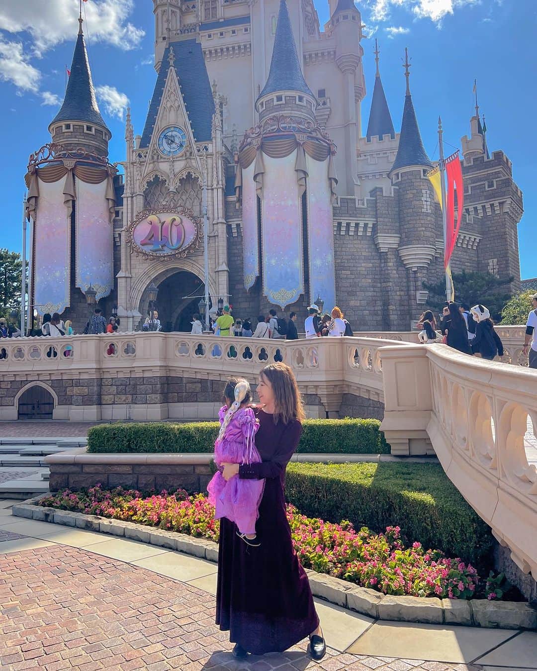 林弓束さんのインスタグラム写真 - (林弓束Instagram)「. disney halloween🫶 ドナルド、デイジーとも写真撮れて大満足❤️ あ、虹空は加工です🌈👻💓 . . . .  . #dハロ #dハロ仮装 #ディズニーコーデ #ディズニーランド #ゴーテルバウンド #ラプンツェル #ラプンツェル親子 #ハロウィン #ディズニーハロウィン #親子ハロウィン #女の子ママ  #2020年5月生まれ  #ママと娘 #母娘 #親子」10月21日 17時41分 - hayashiyuzuka