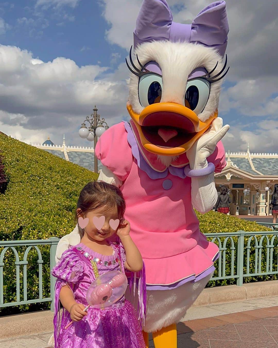 林弓束さんのインスタグラム写真 - (林弓束Instagram)「. disney halloween🫶 ドナルド、デイジーとも写真撮れて大満足❤️ あ、虹空は加工です🌈👻💓 . . . .  . #dハロ #dハロ仮装 #ディズニーコーデ #ディズニーランド #ゴーテルバウンド #ラプンツェル #ラプンツェル親子 #ハロウィン #ディズニーハロウィン #親子ハロウィン #女の子ママ  #2020年5月生まれ  #ママと娘 #母娘 #親子」10月21日 17時41分 - hayashiyuzuka