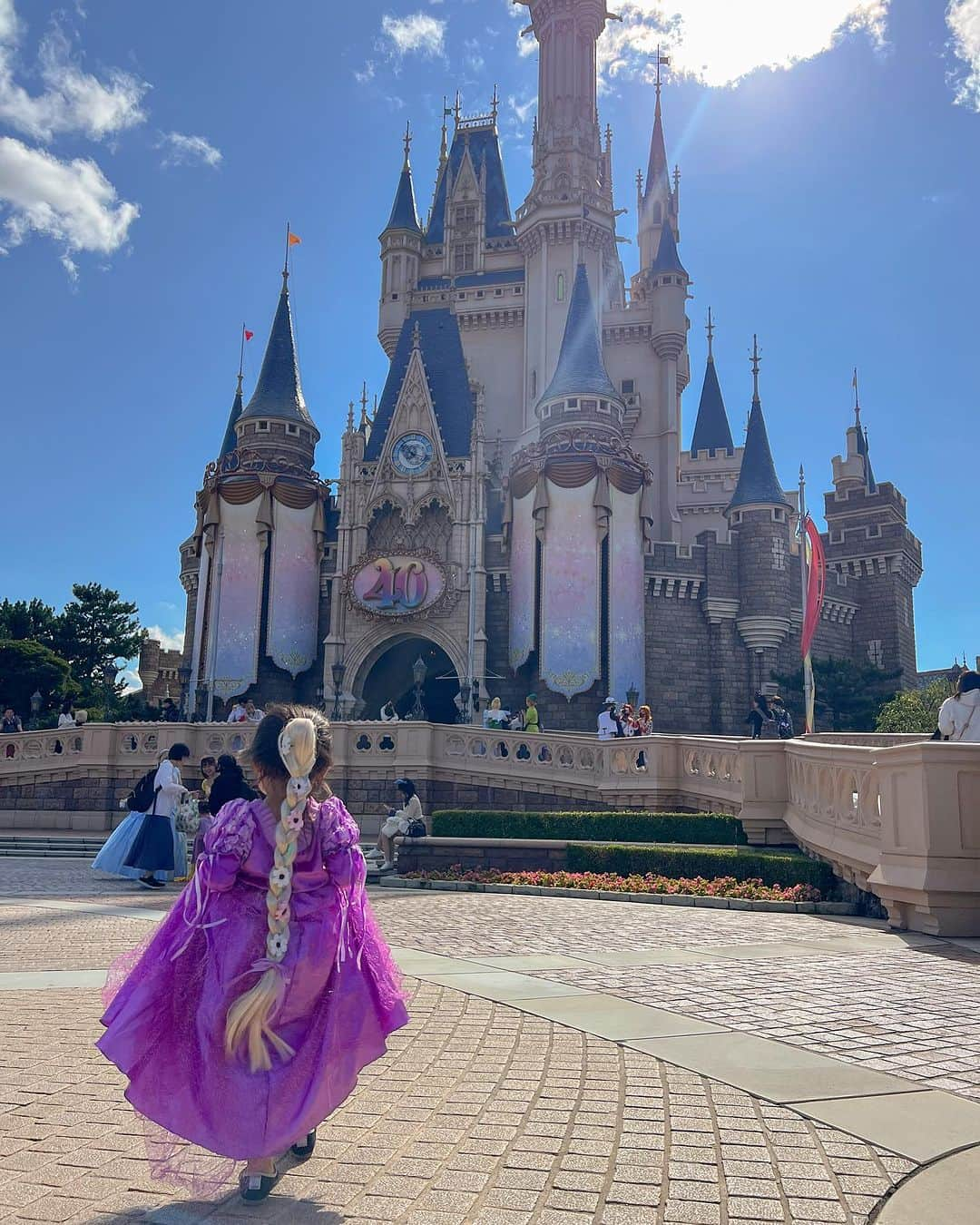 林弓束さんのインスタグラム写真 - (林弓束Instagram)「. disney halloween🫶 ドナルド、デイジーとも写真撮れて大満足❤️ あ、虹空は加工です🌈👻💓 . . . .  . #dハロ #dハロ仮装 #ディズニーコーデ #ディズニーランド #ゴーテルバウンド #ラプンツェル #ラプンツェル親子 #ハロウィン #ディズニーハロウィン #親子ハロウィン #女の子ママ  #2020年5月生まれ  #ママと娘 #母娘 #親子」10月21日 17時41分 - hayashiyuzuka