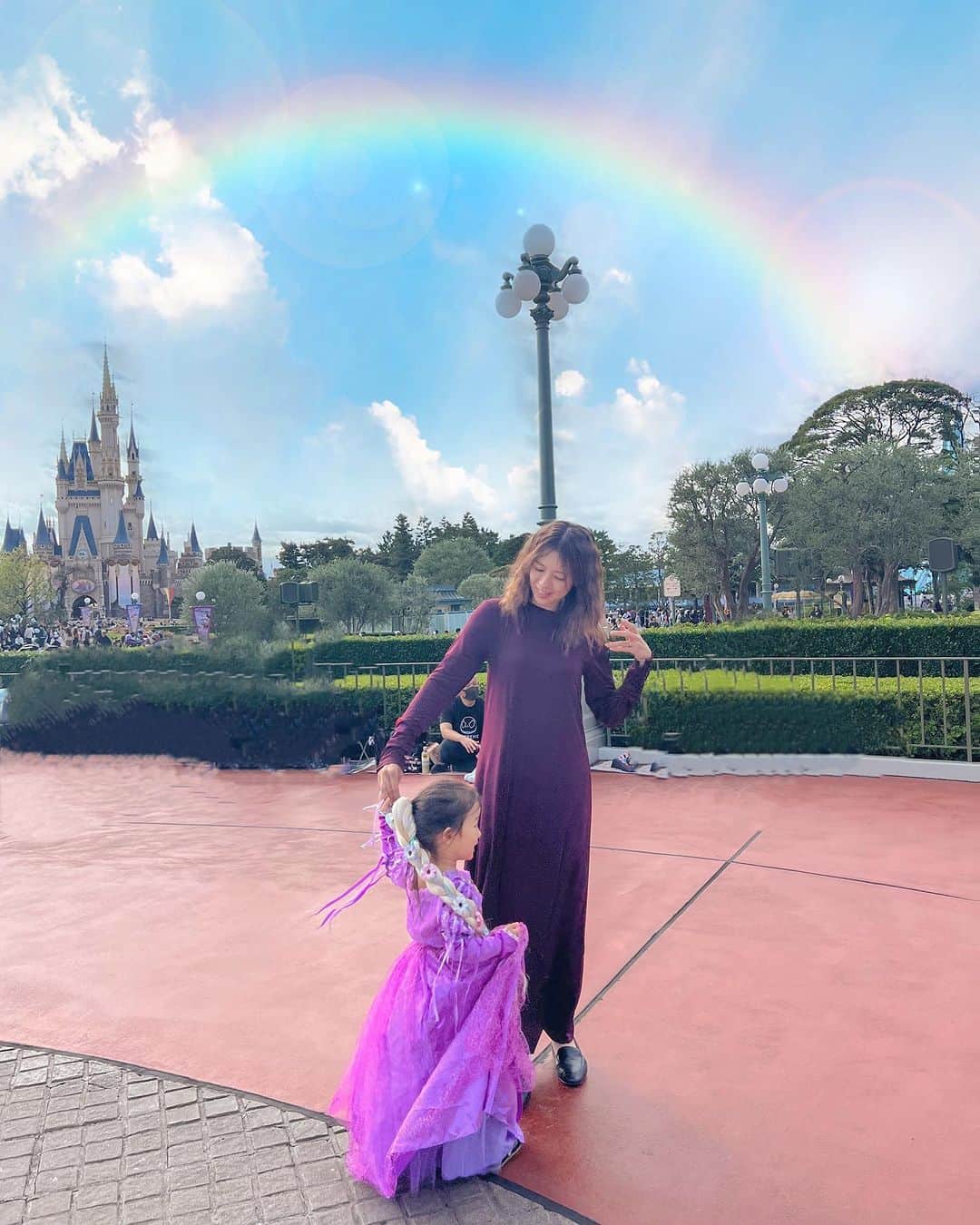 林弓束さんのインスタグラム写真 - (林弓束Instagram)「. disney halloween🫶 ドナルド、デイジーとも写真撮れて大満足❤️ あ、虹空は加工です🌈👻💓 . . . .  . #dハロ #dハロ仮装 #ディズニーコーデ #ディズニーランド #ゴーテルバウンド #ラプンツェル #ラプンツェル親子 #ハロウィン #ディズニーハロウィン #親子ハロウィン #女の子ママ  #2020年5月生まれ  #ママと娘 #母娘 #親子」10月21日 17時41分 - hayashiyuzuka
