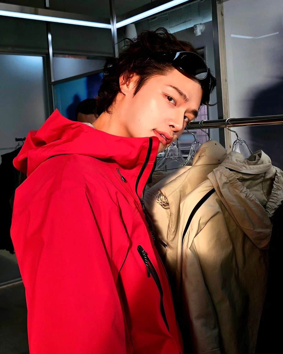 ジョンヒョクのインスタグラム：「#광고  프리커 팝업에 다녀왔습니다. AW23-24 컬렉션을 한눈에 볼 수 있어서 상당히 좋았고 심플하지만 서도 독특한 디자인을 볼 수 있어서 꽤나 탐나는 옷들이 많았네요 :> 21일 부터 29일 까지 진행한다니 성수에 들리시는 분들 한번씩 가보시면 좋을거같습니다용  #FREKER #프리커」