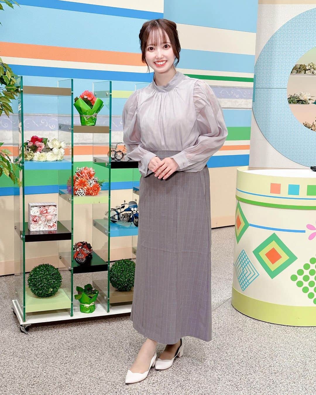 石井奏美のインスタグラム：「シアワセ気分の衣装です👗 グレーのワントーンコーデ🩶🤍 落ち着いた印象でお気に入りです。  そして実はスタジオに4人が 揃うのは今回が一旦最後で、 11月からは特集を担当する週によって 奥田アナと私のどちらかが スタジオ出演となります💡  スタジオに4人揃うことができなくて 寂しい気持ちもありますが…🥲 どうぞこれからもシアワセ気分を よろしくお願いします📺✨ 告知もしっかりしていきますね！  来週は沖縄特集です🌺 是非ご覧ください〜！  #岡山#香川#アナウンサー#衣装 #okayama#kagawa#ootd」