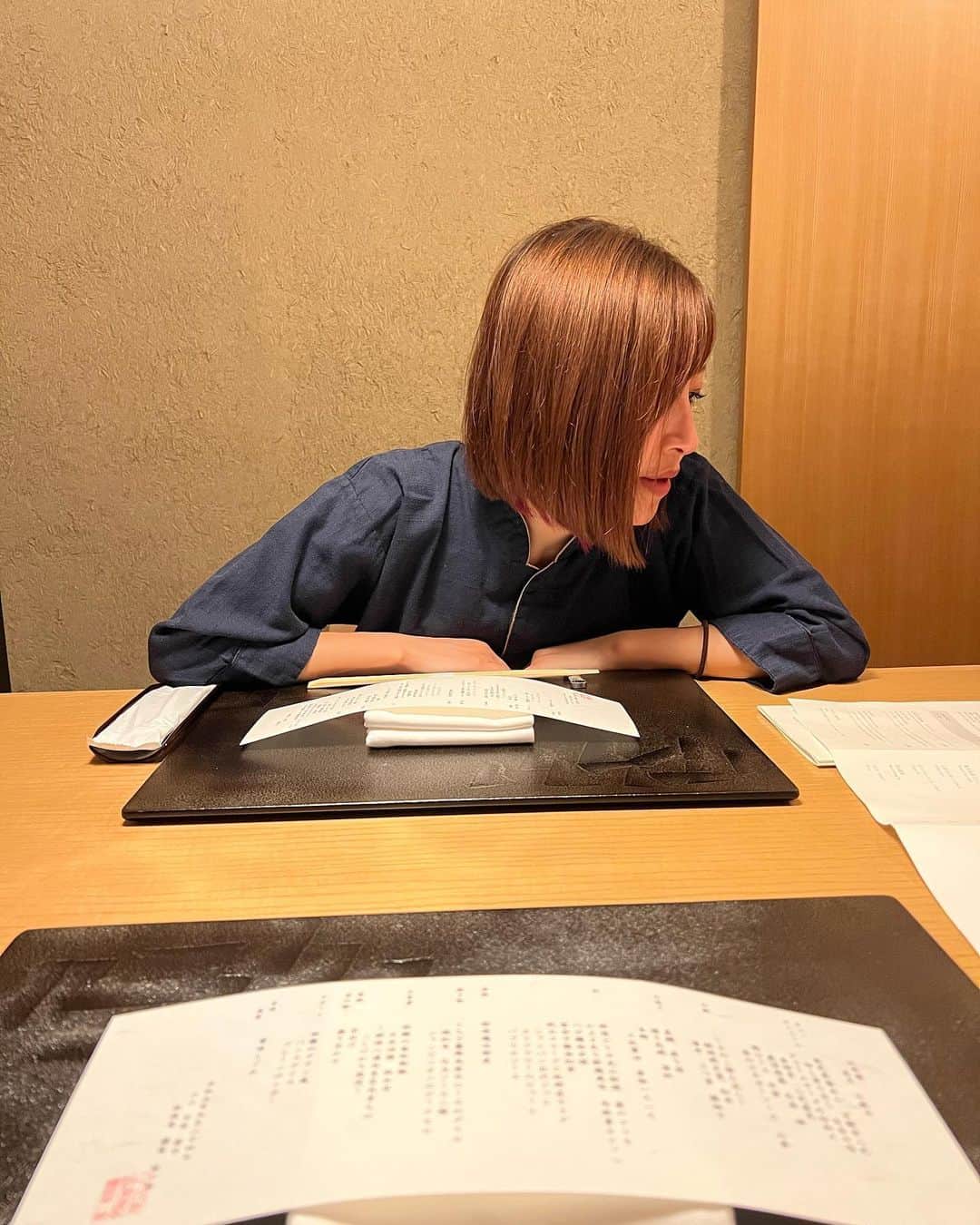 安藤絵里菜さんのインスタグラム写真 - (安藤絵里菜Instagram)「・ これは1ヶ月前に親友と行った宇都宮と日光😂🐵  宇都宮で寄ったカフェがとても心地よかった☕️ @kiji_hajimete_naku 宿泊は @fufu_nikko ♨️  どんなに不細工な顔でも、だらしない自分でも、太ってる自分でも ありのままを見せられる友達が何人いる？ 考えすぎて、深掘りし過ぎて勝手に疲れたり🥱 人疲れもしやすい私が、本当に心の底から気を許せる大切な大切な小学校の頃からの友達🫶  離れてるし、大体会うと◯年ぶり〜な気ままな関係だけど、いつも大切に思っています😌  #日光#宇都宮#親友#友達旅行#女2人旅#宇都宮カフェ#五黄の寅 🐯」10月21日 17時35分 - andoerina_official