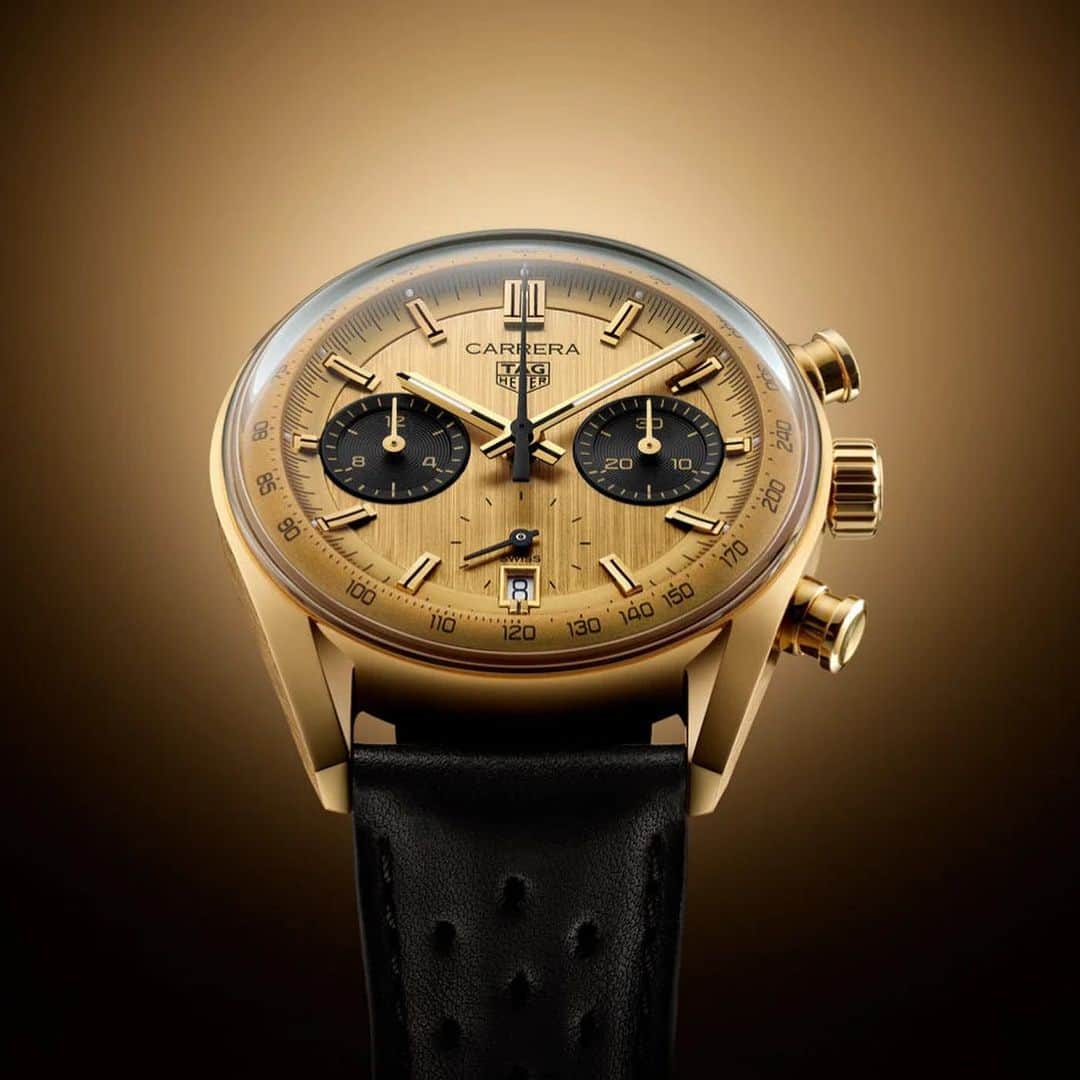 Daily Watchさんのインスタグラム写真 - (Daily WatchInstagram)「The new @tagheuer Carrera Chronograph in 18k gold takes inspiration from the gold watch Jack Heuer gifted to Formula One ace Ronnie Peterson in the 1970’s. The 2023 version has the glassbox design, a gold-plated dial and black panda-style subcounters. A cool piece, don’t you think? #tagheuercarrera」10月21日 17時36分 - dailywatch