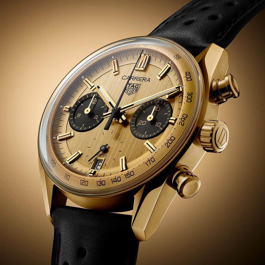 Daily Watchさんのインスタグラム写真 - (Daily WatchInstagram)「The new @tagheuer Carrera Chronograph in 18k gold takes inspiration from the gold watch Jack Heuer gifted to Formula One ace Ronnie Peterson in the 1970’s. The 2023 version has the glassbox design, a gold-plated dial and black panda-style subcounters. A cool piece, don’t you think? #tagheuercarrera」10月21日 17時36分 - dailywatch
